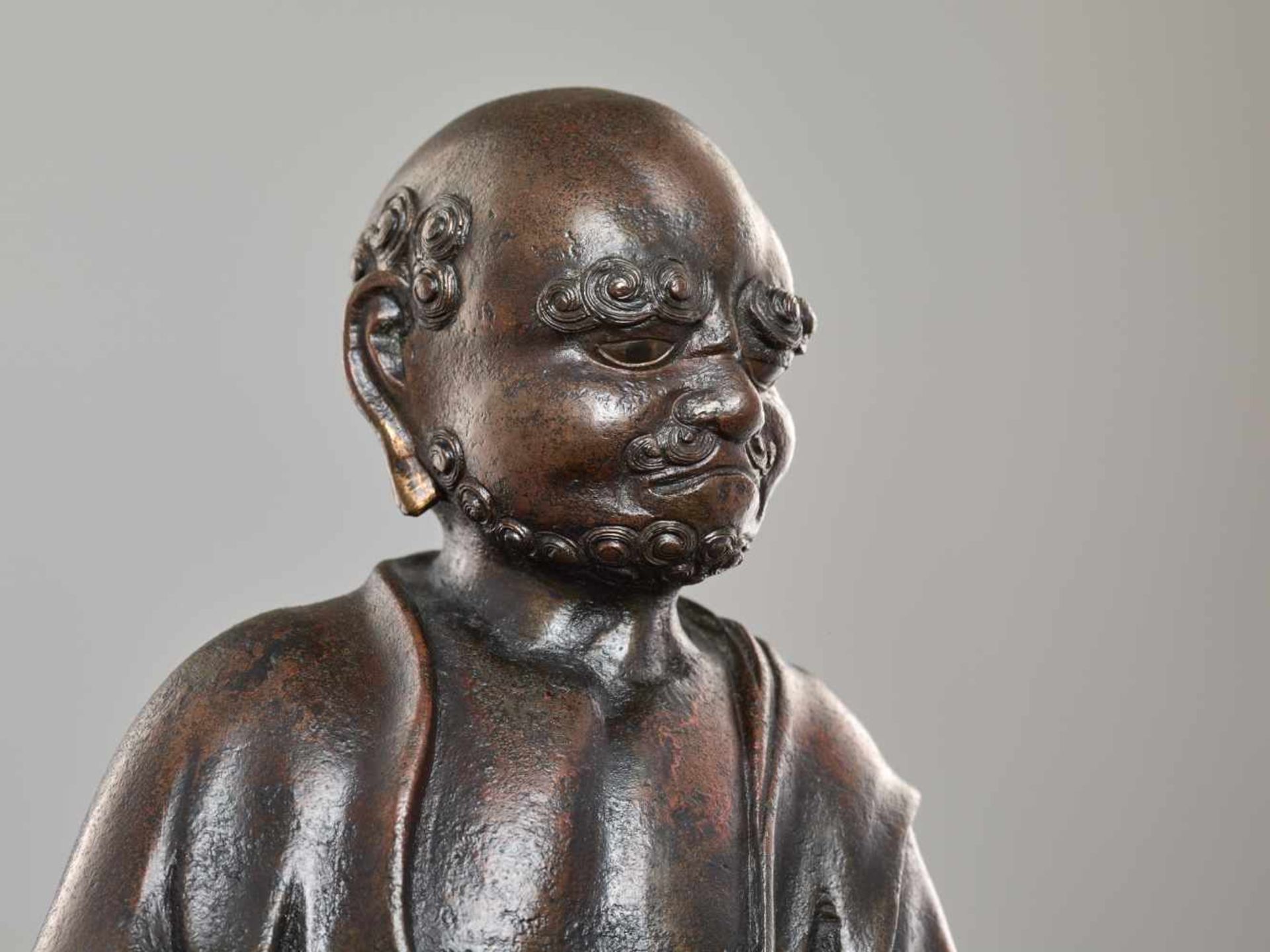 AN EXCELLENT BRONZE STATUE OF DARUMA, 17th/18th CENTURYBronzeJapan, 17th/18th century, Edo period ( - Image 10 of 16