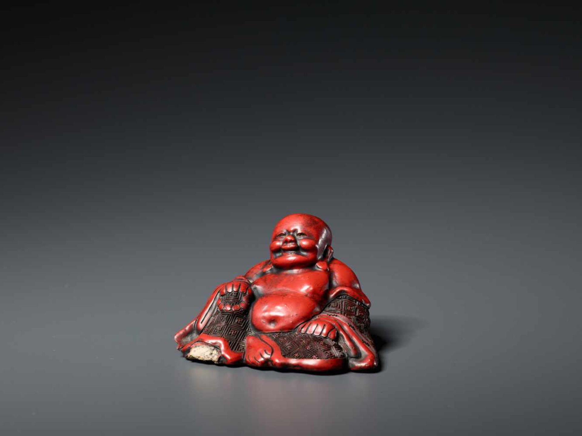 A CINNABAR LACQUER BUDAI, QING DYNASTY, POSSIBLY BY LU GUISHENGThe ceramic statue entirely covered - Image 3 of 8