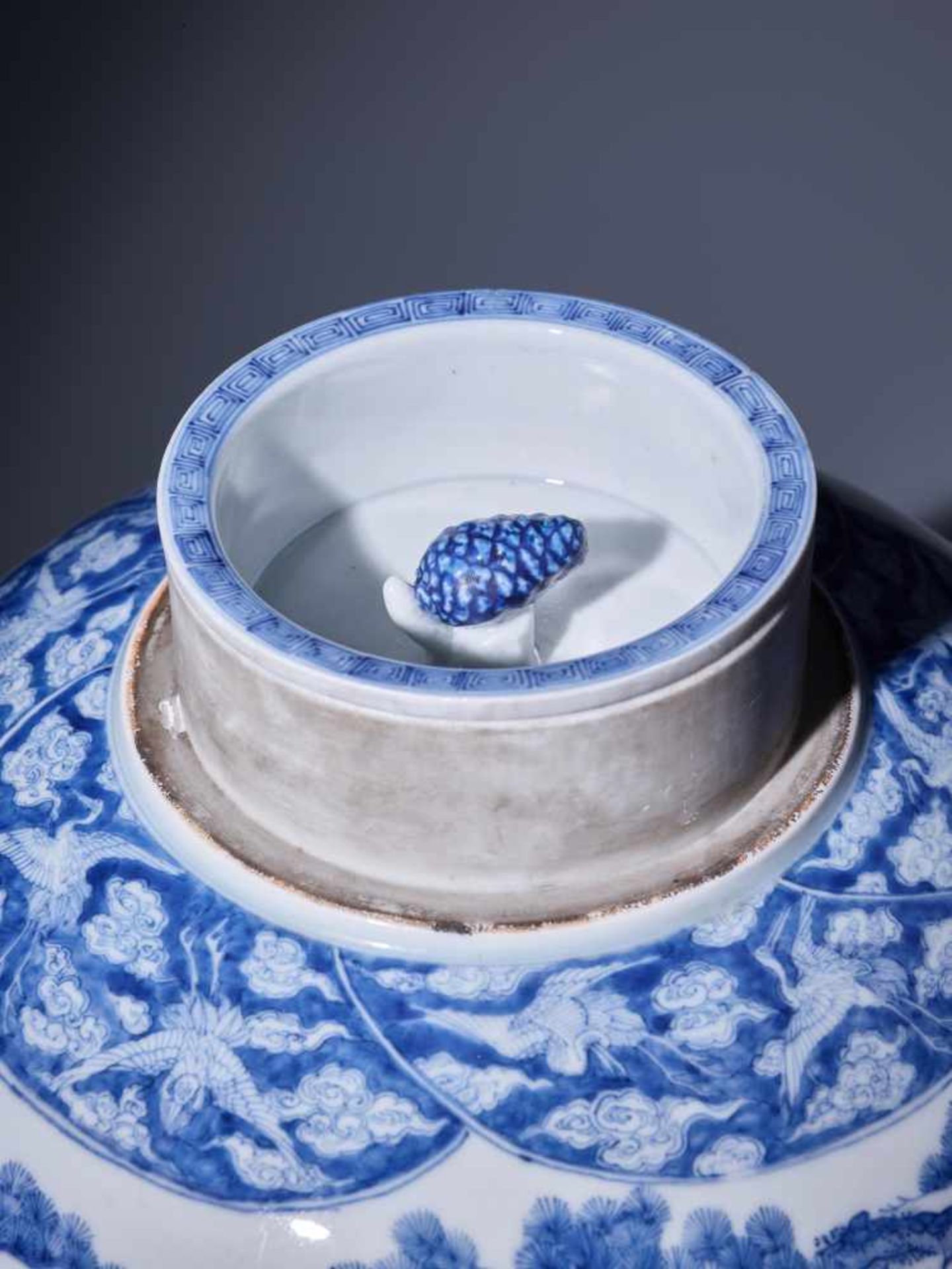 A LARGE AND FINE SETO-WARE BLUE AND WHITE PORCELAIN VASE BY KATO KICHIBEIPorcelain with blue and - Image 7 of 11