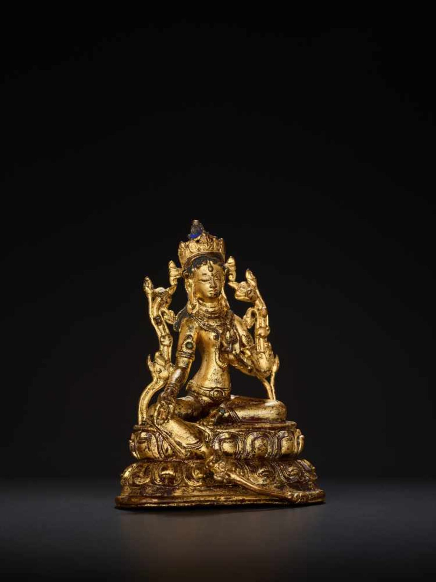 A TURQUOISE INLAID GILT BRONZE FIGURE OF A GREEN TARA, TIBET, 17th – 18th CENTURYCast and chased - Bild 3 aus 7