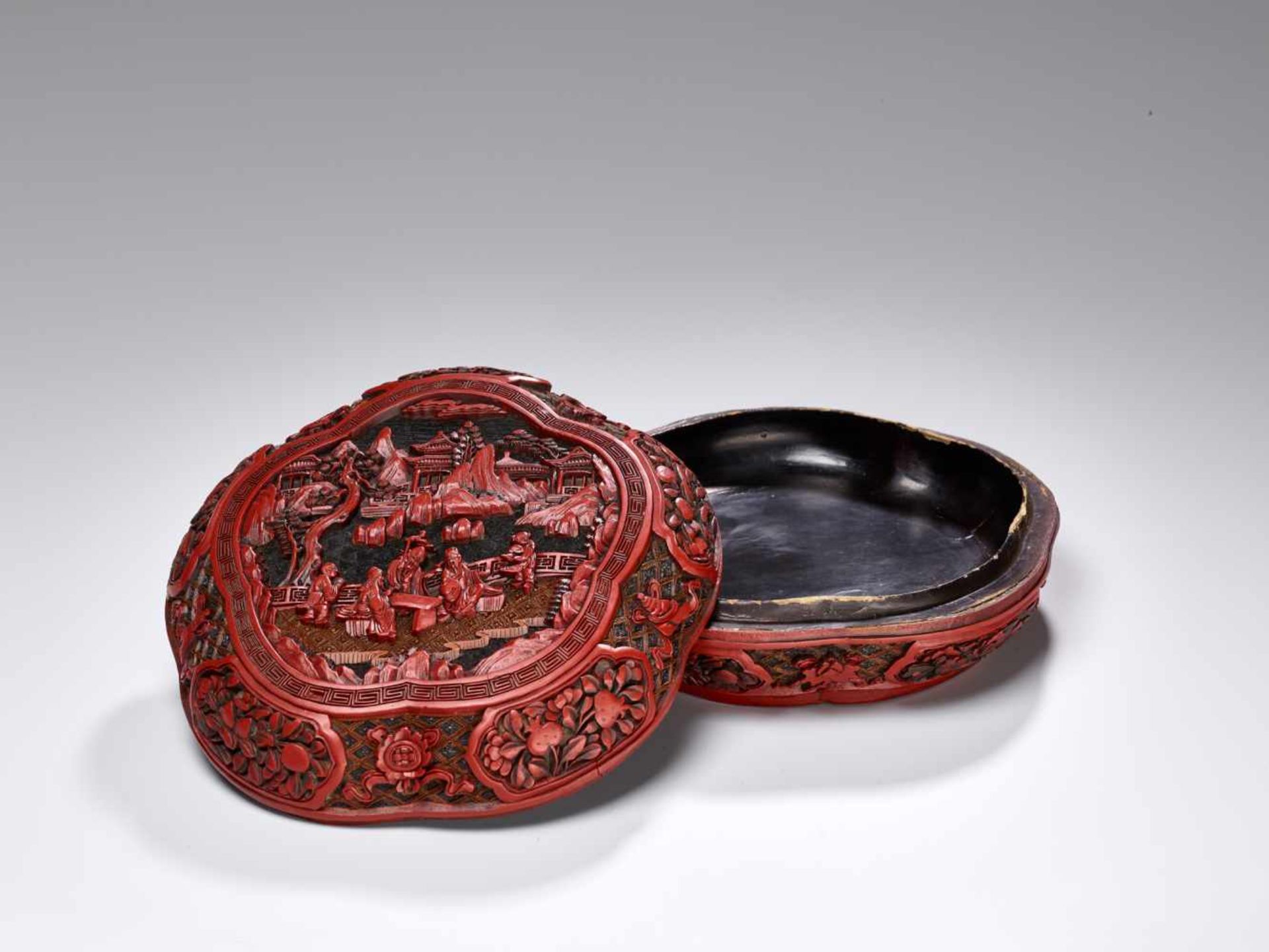 A VERY RARE CARVED THREE-COLOR LACQUER LOBED BOX AND COVER, QIANLONG Carved lacquer in high relief - Image 7 of 14