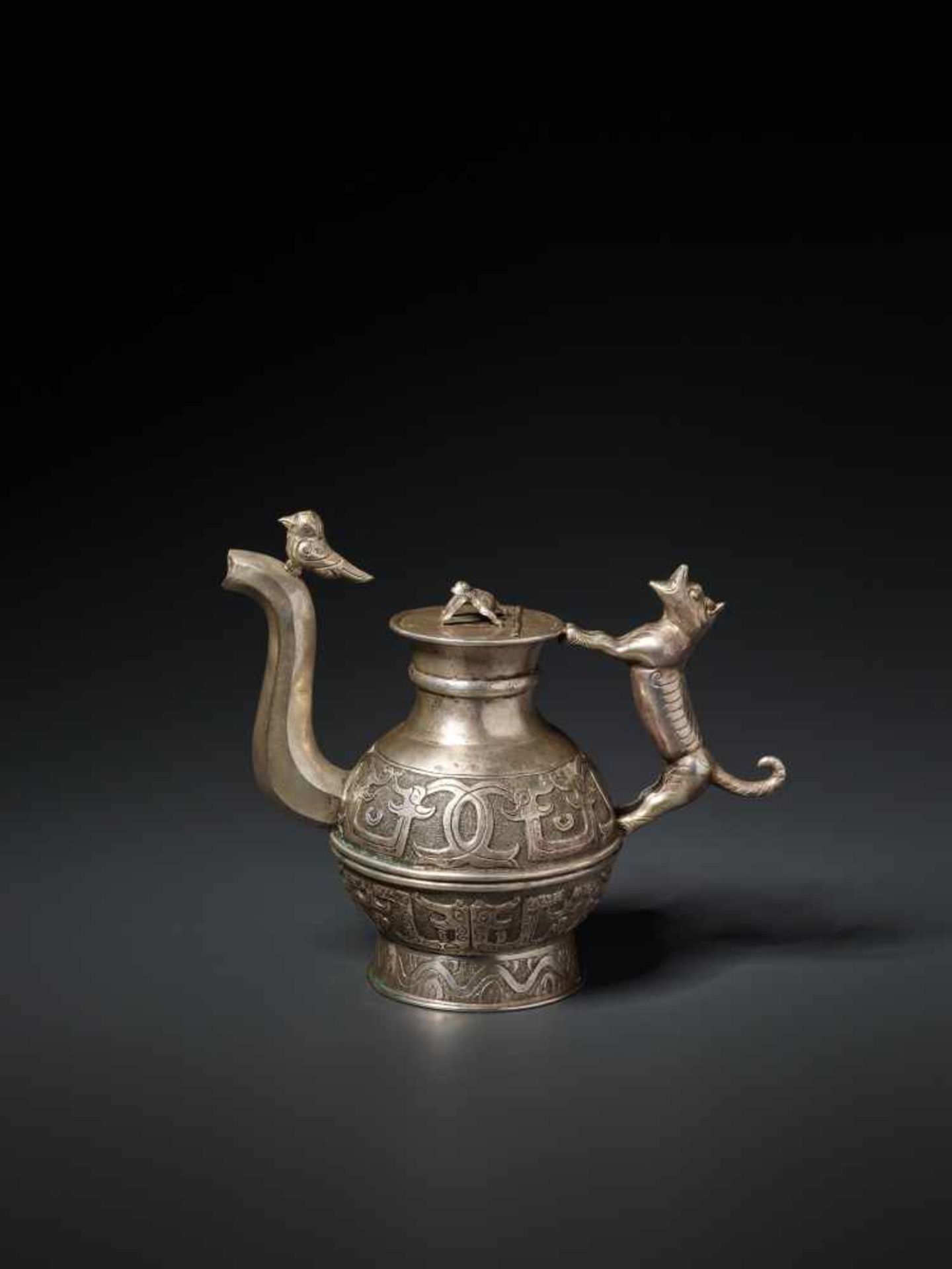 A WELL-CRAFTED ARCHAISTIC SILVER EWER, QING DYNASTY Silver, cast and chased China, Qing Dynasty This - Image 3 of 9