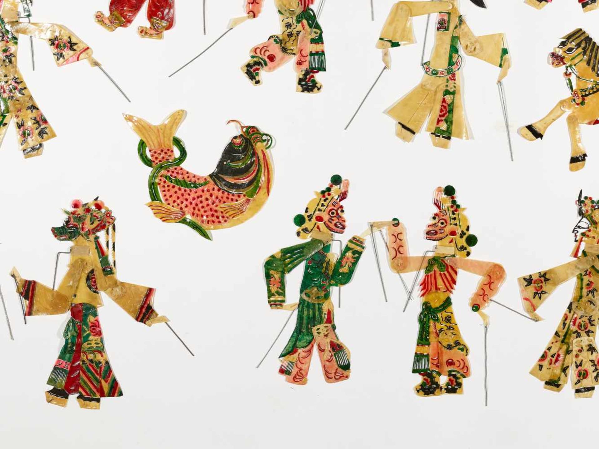 A SET WITH 21 HAND PAINTED CHINESE SHADOW PUPPETS, 1930sHand painted hide, small metal rodsChina, - Image 3 of 5