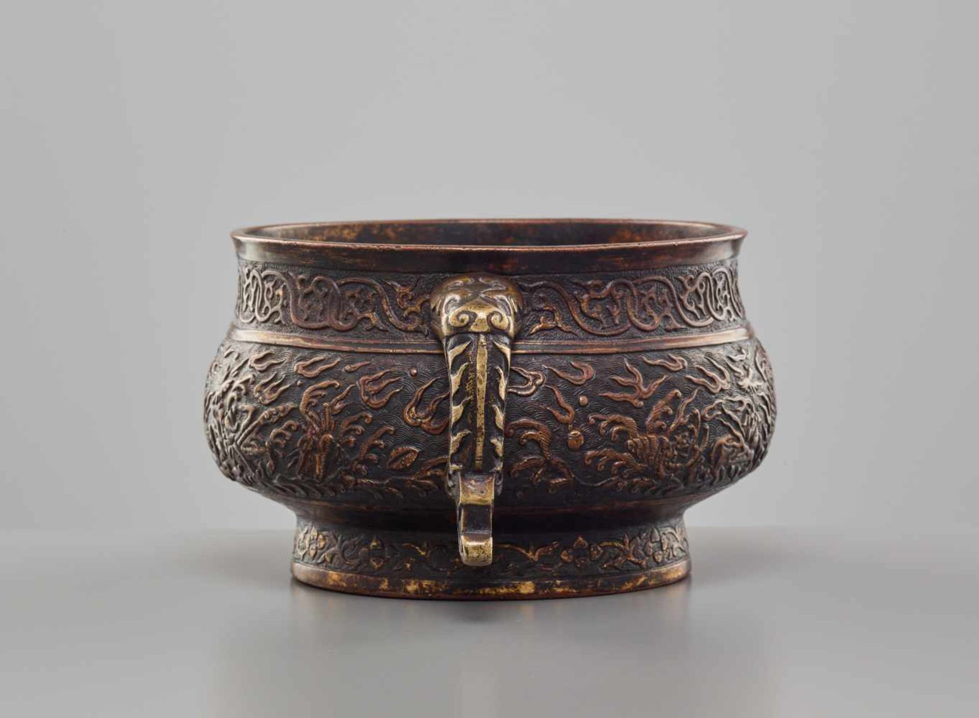 A LARGE PARCEL-GILT BRONZE CENSER, GUI, WANLI PERIOD, HU WENMING MARK THIS LOT IS PUBLISHED in - Image 4 of 13