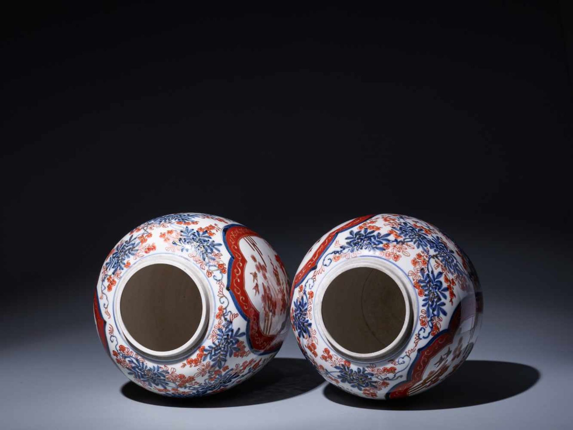 A PAIR OF IMARI PORCELAIN GINGER JARS WITH LIDSImari porcelainJapan, 1900s, Meiji period (1868- - Image 5 of 6