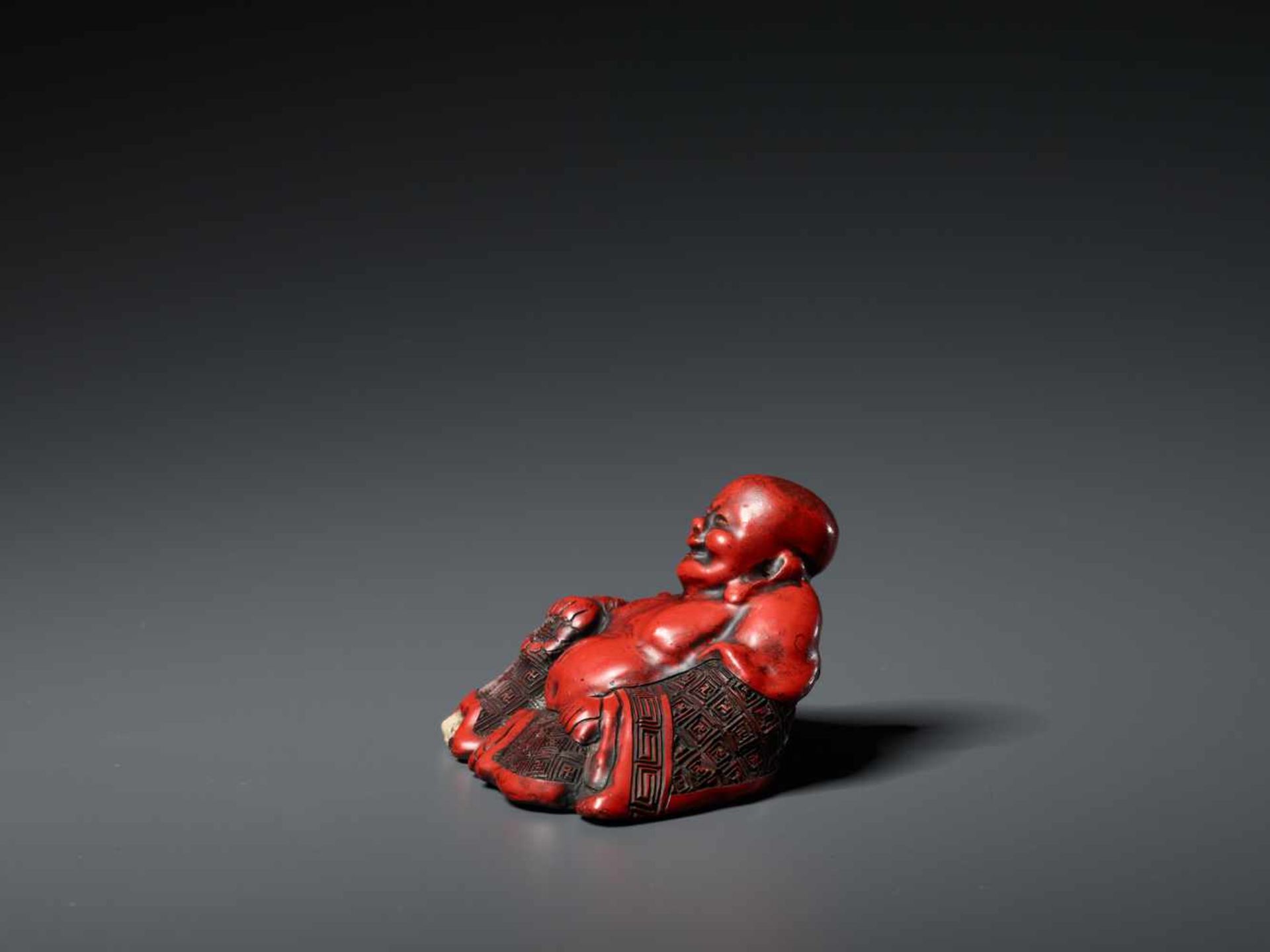 A CINNABAR LACQUER BUDAI, QING DYNASTY, POSSIBLY BY LU GUISHENGThe ceramic statue entirely covered - Image 4 of 8