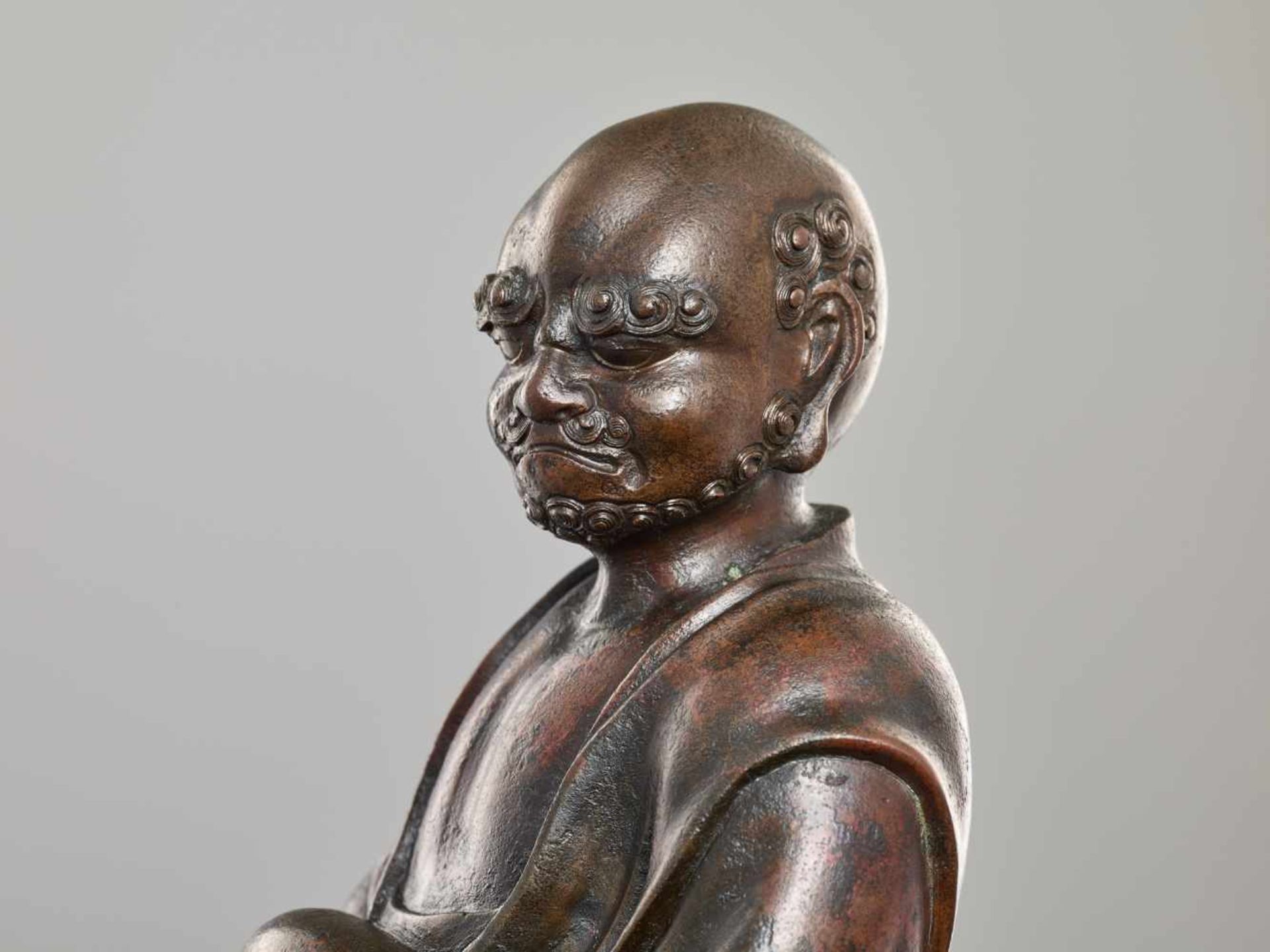 AN EXCELLENT BRONZE STATUE OF DARUMA, 17th/18th CENTURYBronzeJapan, 17th/18th century, Edo period ( - Image 12 of 16