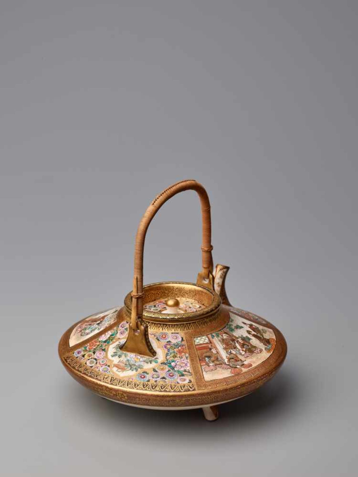 A LARGE AND FINE SATSUMA TEAPOT BY MATSUMOTO HOZANSatsuma ceramicJapan, late 19th- early 20th - Image 4 of 12