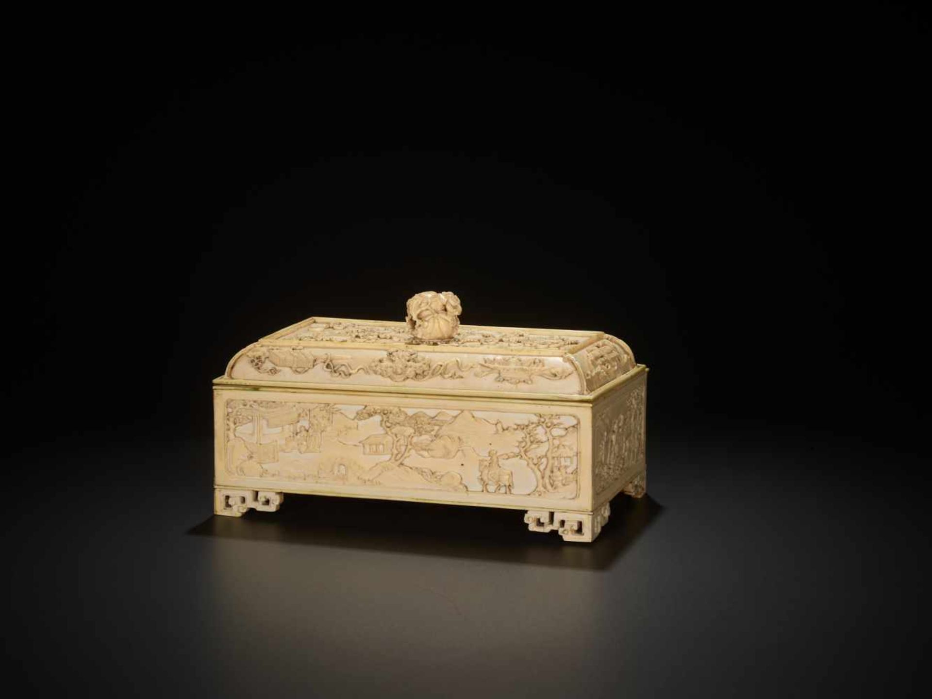 A RARE CANTONESE IVORY BOX WITH COVER, EARLY 19th CENTURY Ivory, wooden inset with marble paper - Image 4 of 7