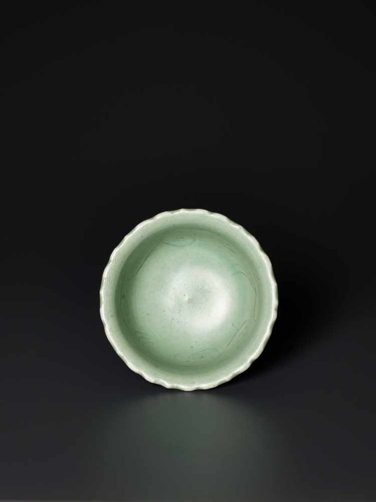 AN INCISED LONGQUAN CELADON STEM CUP, YUAN DYNASTYThe elegant and almost flawless celadon glaze - Image 2 of 8