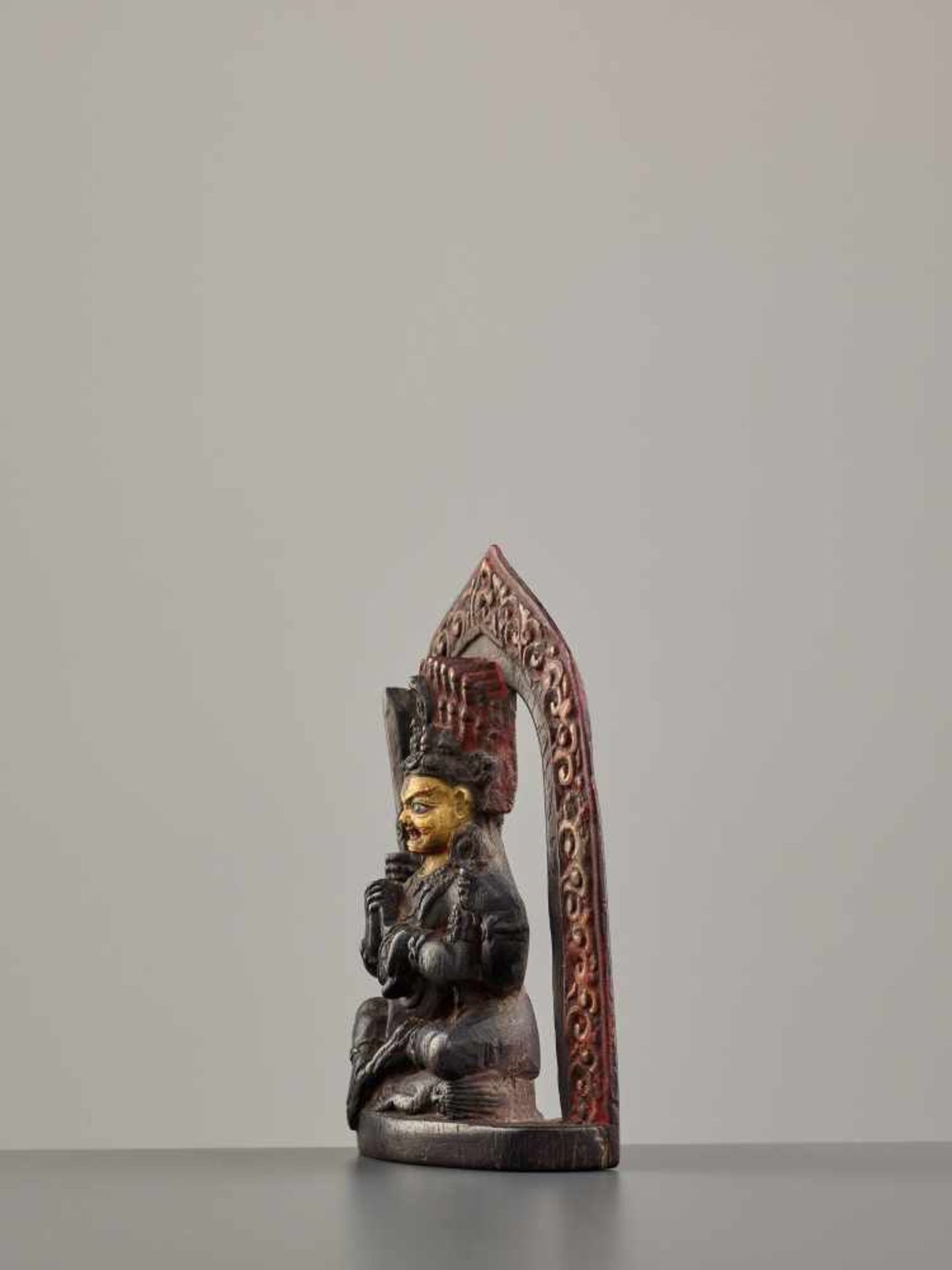 A RARE AND IMPORTANT GILT AND POLYCHROMED ZITAN FIGURE OF MAHAKALA, 16th – 17th CENTURY Zitan with - Image 4 of 8