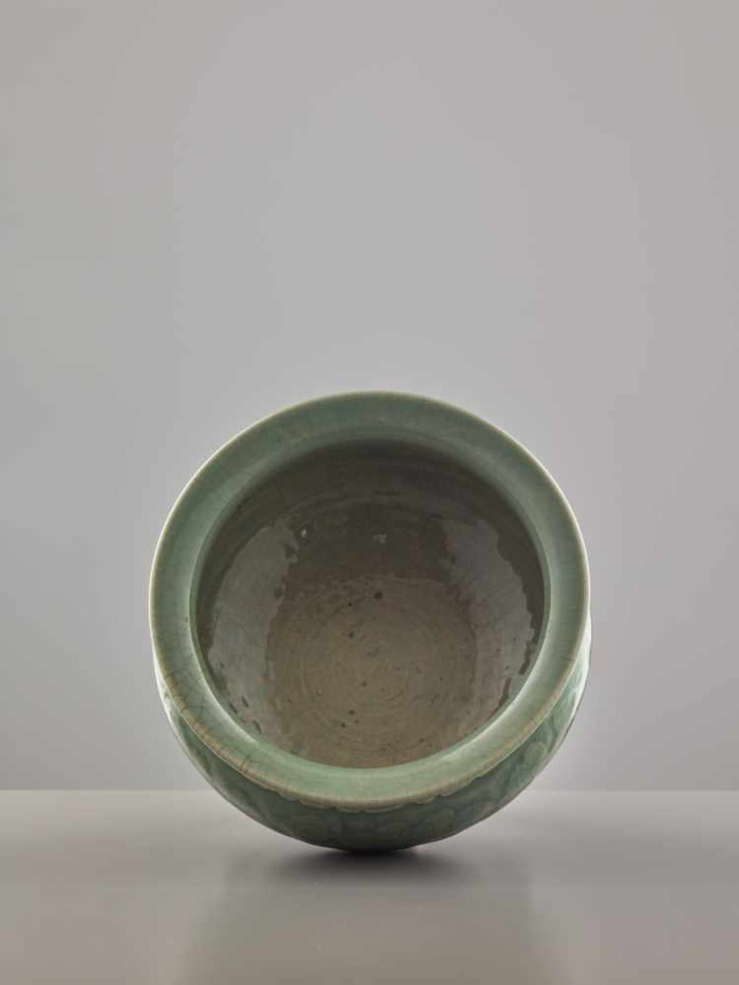 A LONGQUAN CELADON TRIPOD ‘PEONY’ CENSER, MING DYNASTY Celadon glaze stoneware with carved - Image 6 of 7