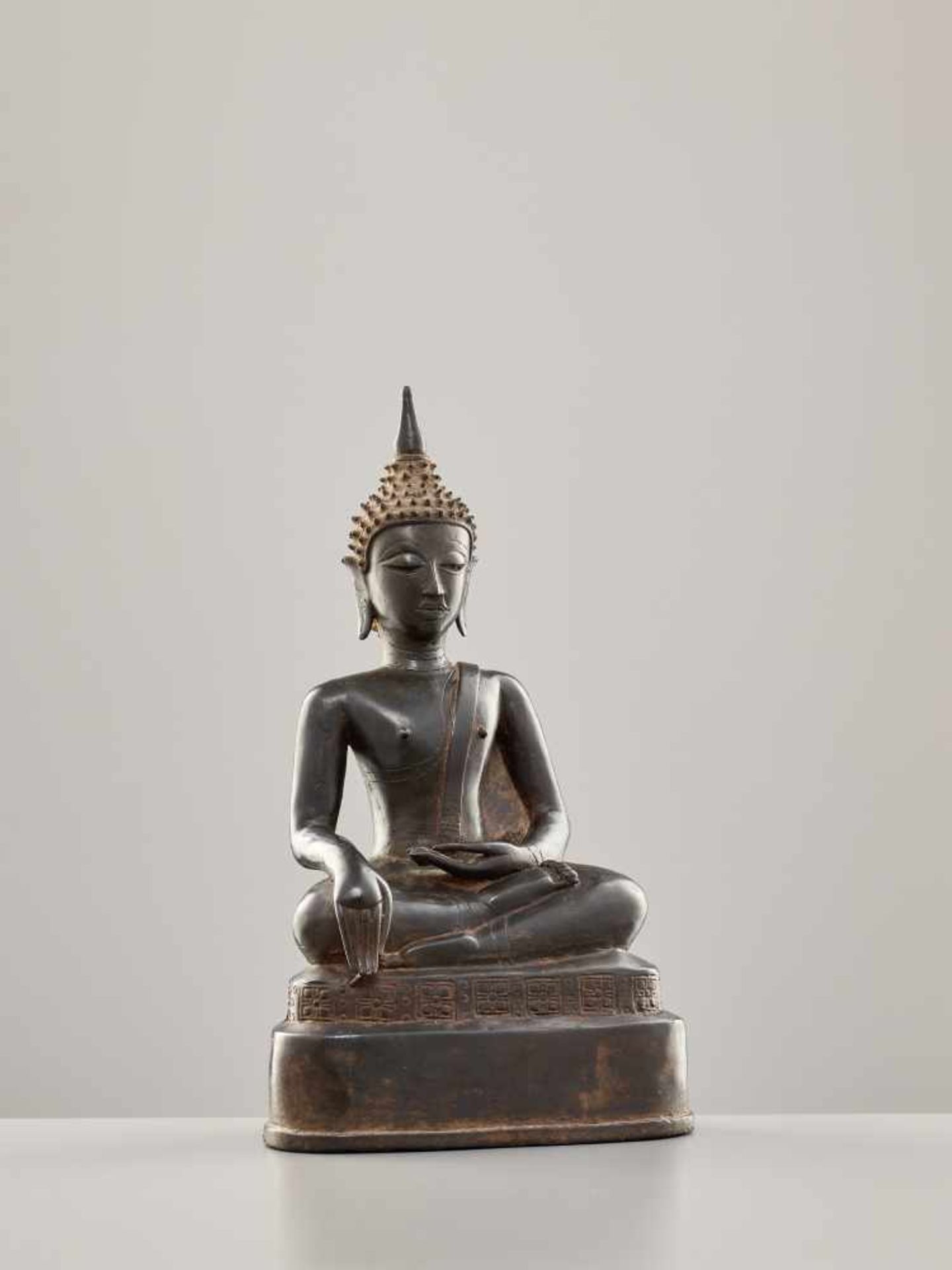 A FINE BRONZE FIGURE OF BUDDHA SHAKYAMUNI, LAOS / NORTHERN THAILAND, 17th – 18th CENTURYMassively - Image 2 of 6