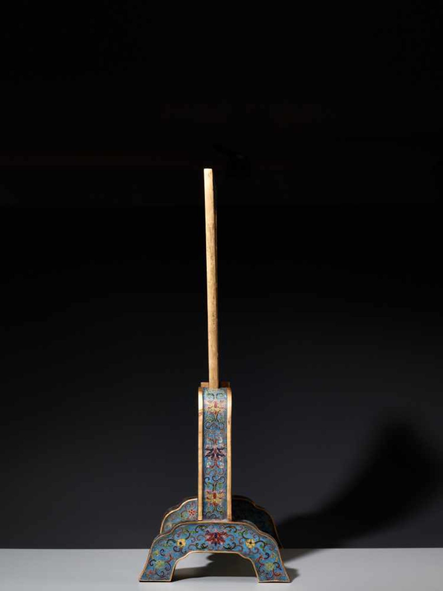 A CLOISONNE ‘LOTUS’ TABLE SCREEN AND STAND Cloisonné enamel on gilt bronze bodyChina, late Qing - Image 4 of 7