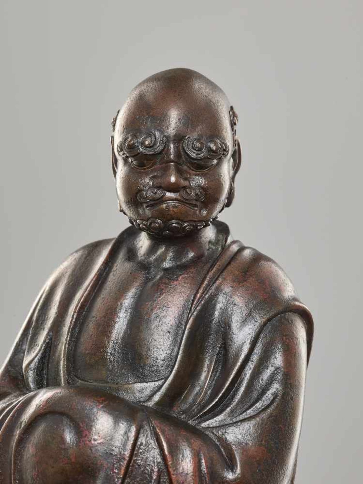 AN EXCELLENT BRONZE STATUE OF DARUMA, 17th/18th CENTURYBronzeJapan, 17th/18th century, Edo period ( - Image 14 of 16