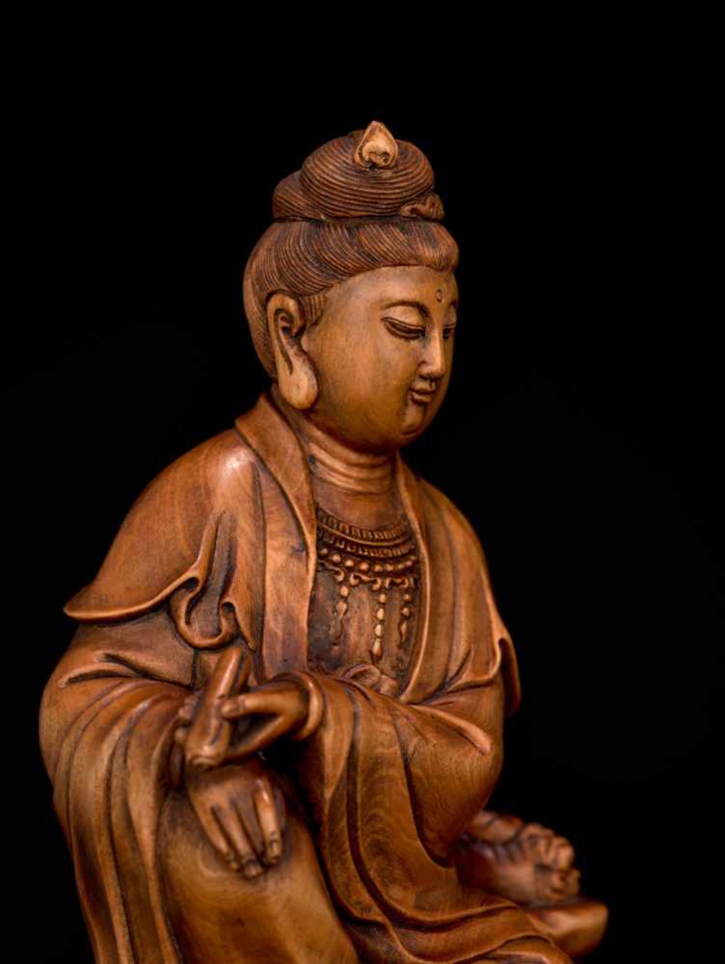 A CARVED QING DYNASTY BOXWOOD FIGURE OF GUANYIN Boxwood China, Qing Dynasty This masterly carved - Image 10 of 11
