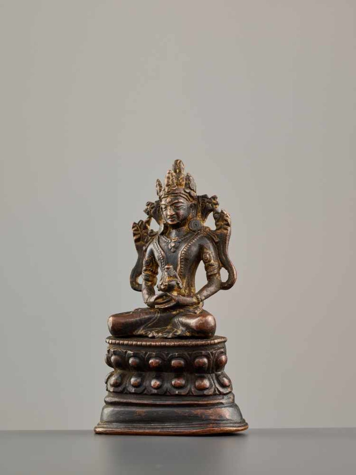 A NEPALESE BRONZE FIGURE OF BUDDHA AMITAYUS, 16th – 17th CENTURY Copper bronze alloy, black - Bild 2 aus 9