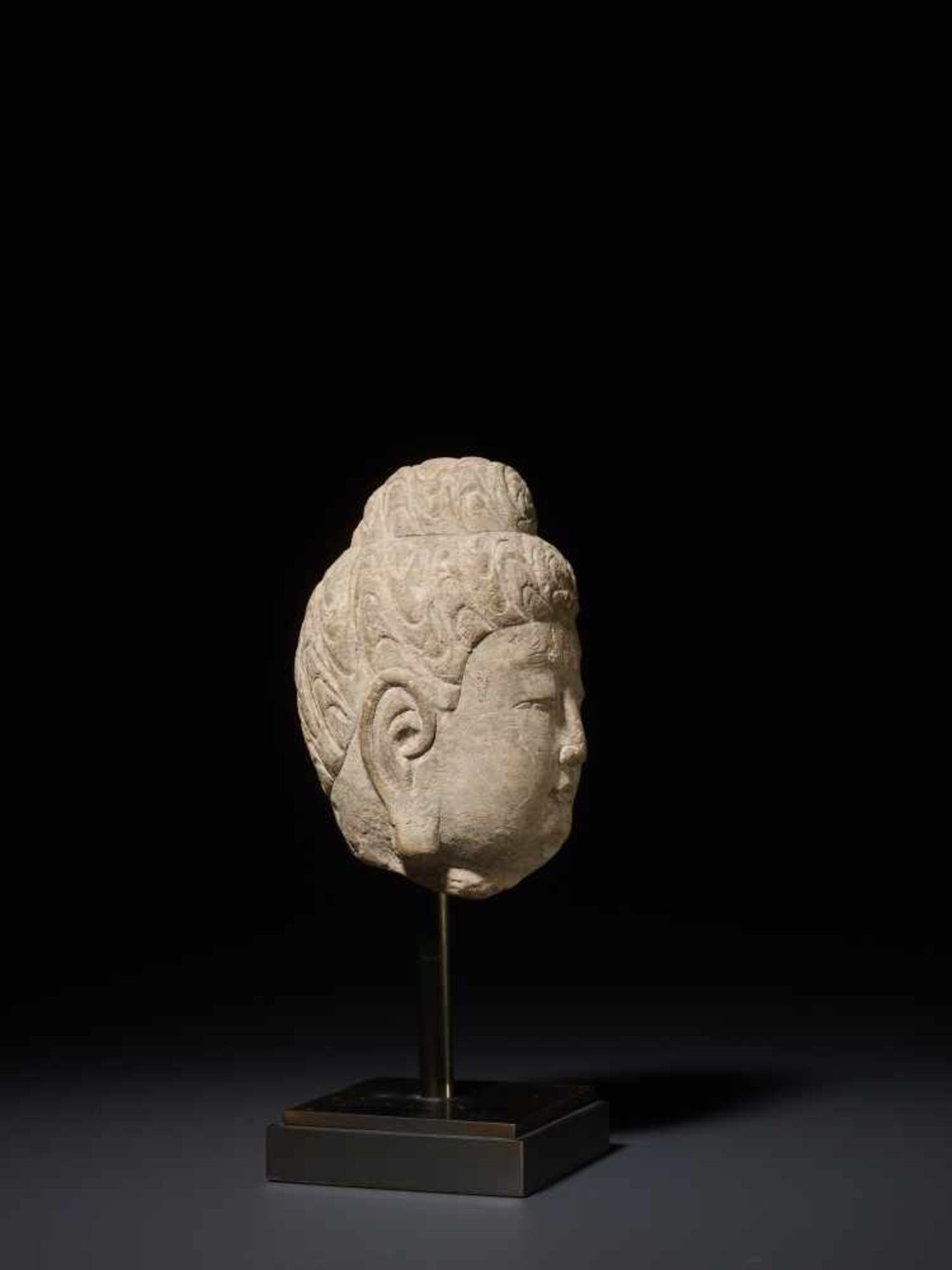 A SONG - YUAN DYNASTY SCHIST HEAD OF GUANYIN Schist, comes with modern metal standChina, Song / Yuan - Image 5 of 6