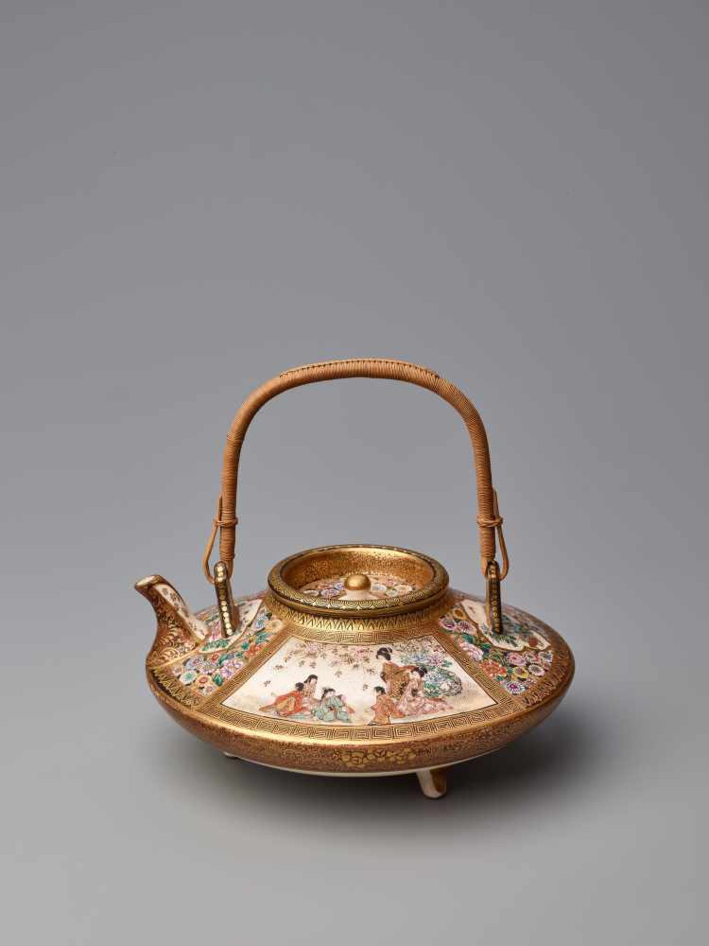 A LARGE AND FINE SATSUMA TEAPOT BY MATSUMOTO HOZANSatsuma ceramicJapan, late 19th- early 20th - Bild 2 aus 12