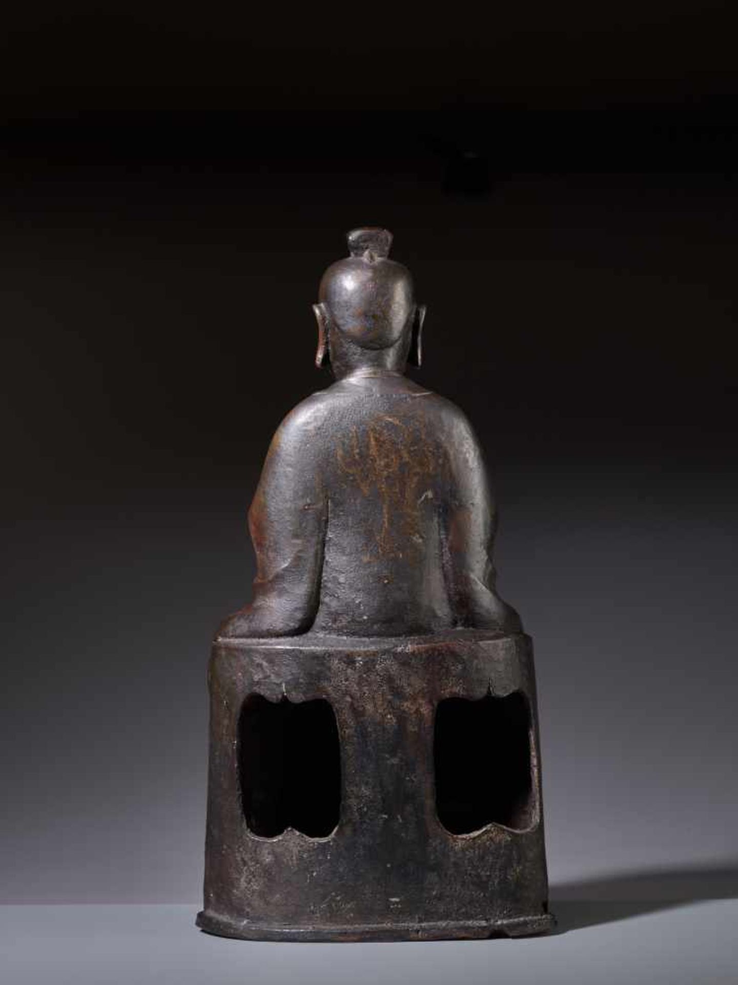 A LARGE BRONZE FIGURE OF A YOUTHFUL DAOIST DEITY, MING DYNASTYCast bronze with incised detail - Image 6 of 8
