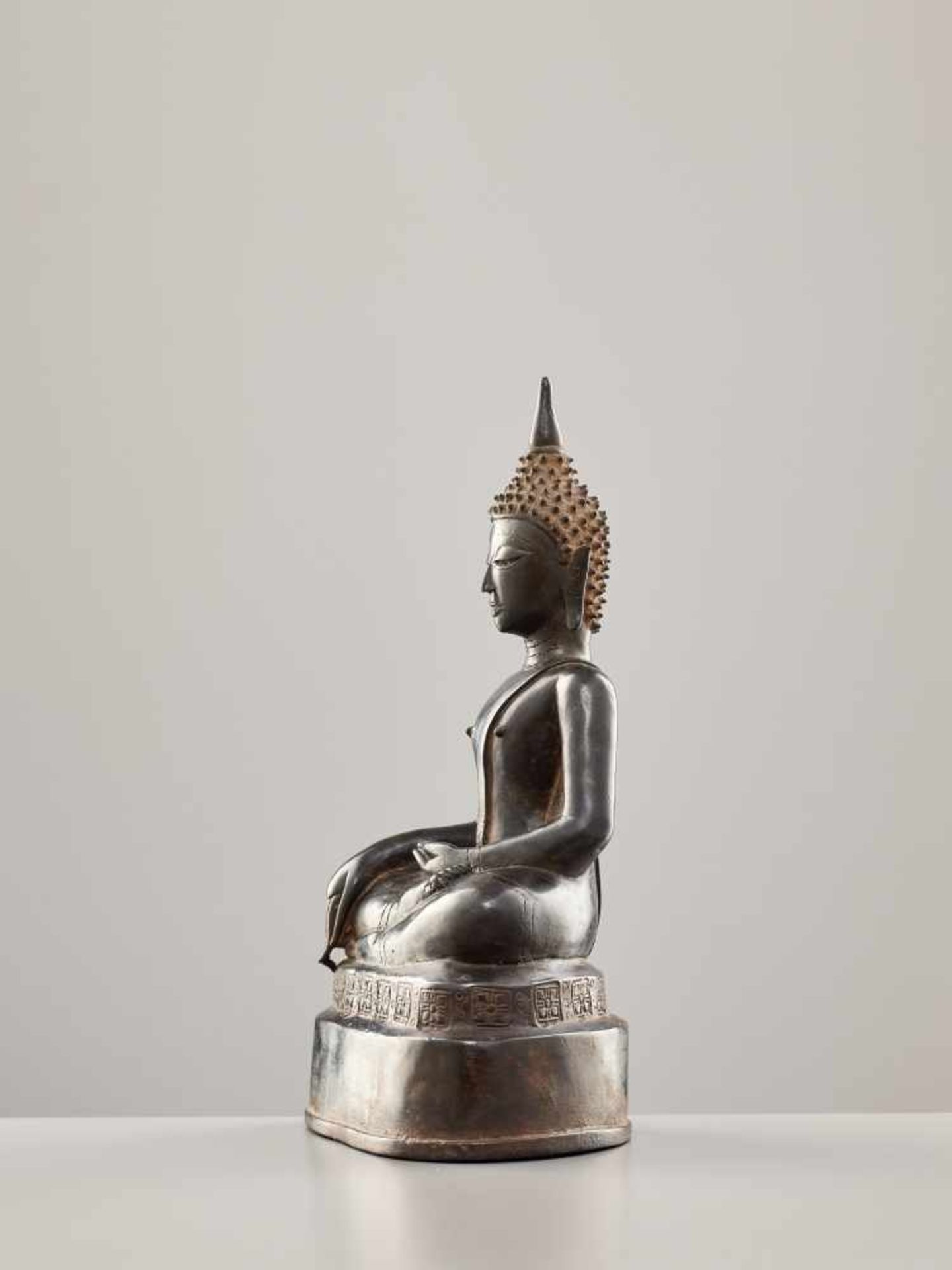 A FINE BRONZE FIGURE OF BUDDHA SHAKYAMUNI, LAOS / NORTHERN THAILAND, 17th – 18th CENTURYMassively - Image 4 of 6