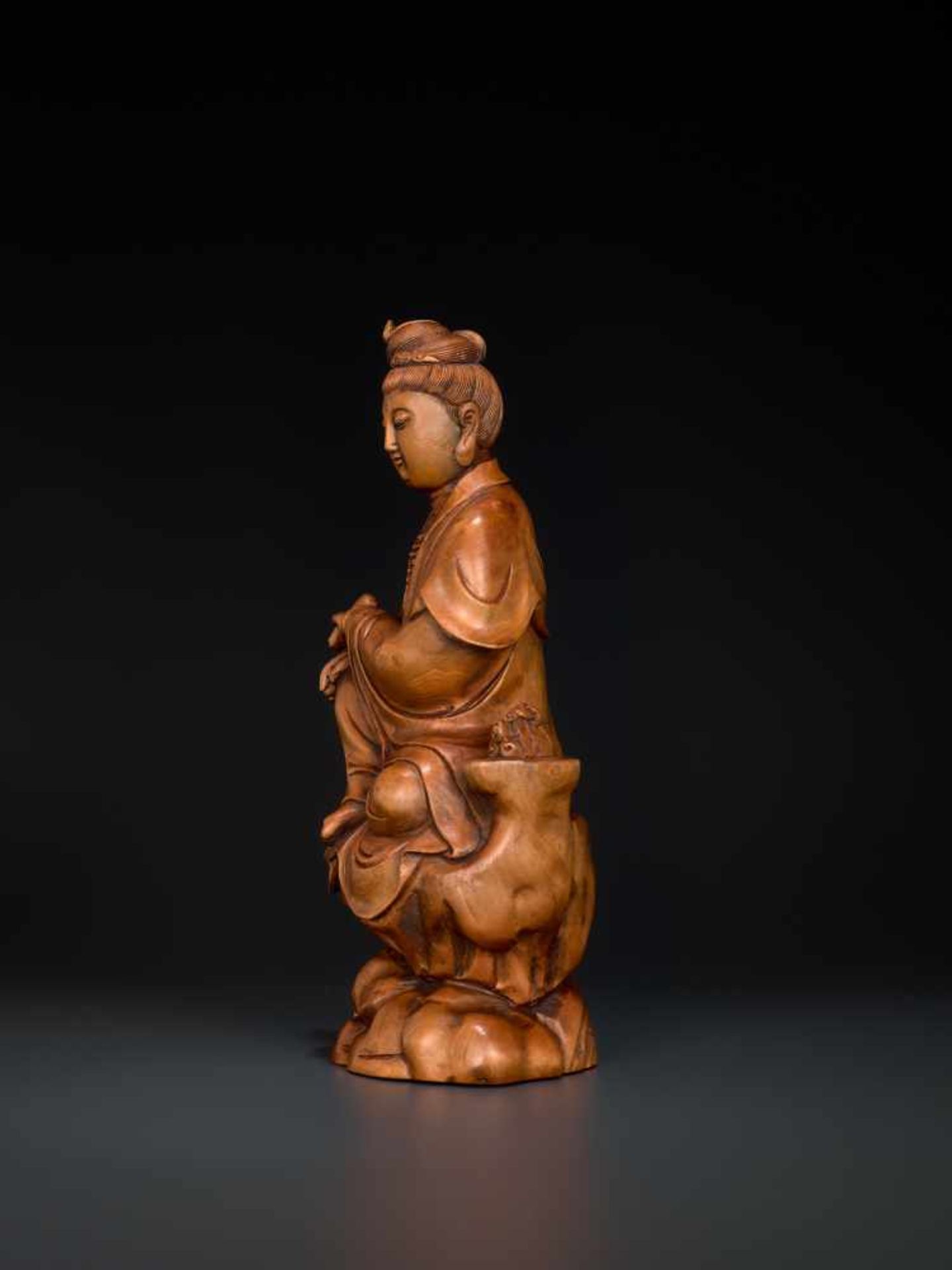 A CARVED QING DYNASTY BOXWOOD FIGURE OF GUANYIN Boxwood China, Qing Dynasty This masterly carved - Image 5 of 11