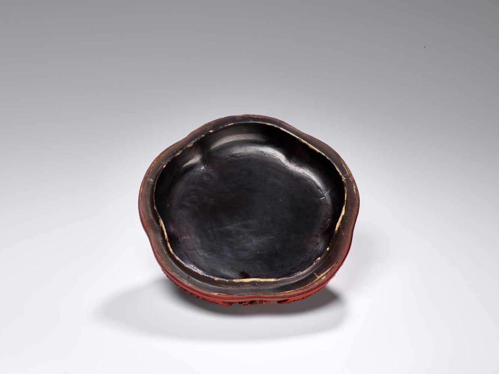 A VERY RARE CARVED THREE-COLOR LACQUER LOBED BOX AND COVER, QIANLONG Carved lacquer in high relief - Image 9 of 14