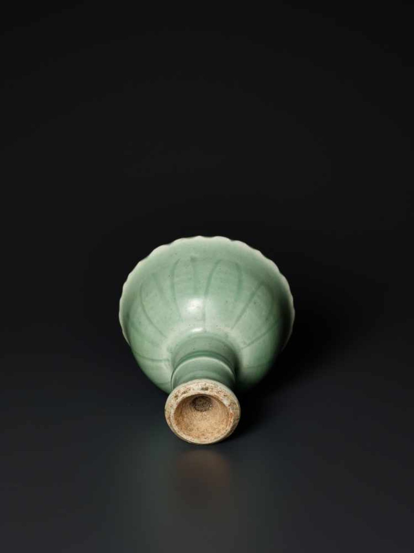 AN INCISED LONGQUAN CELADON STEM CUP, YUAN DYNASTYThe elegant and almost flawless celadon glaze - Image 6 of 8