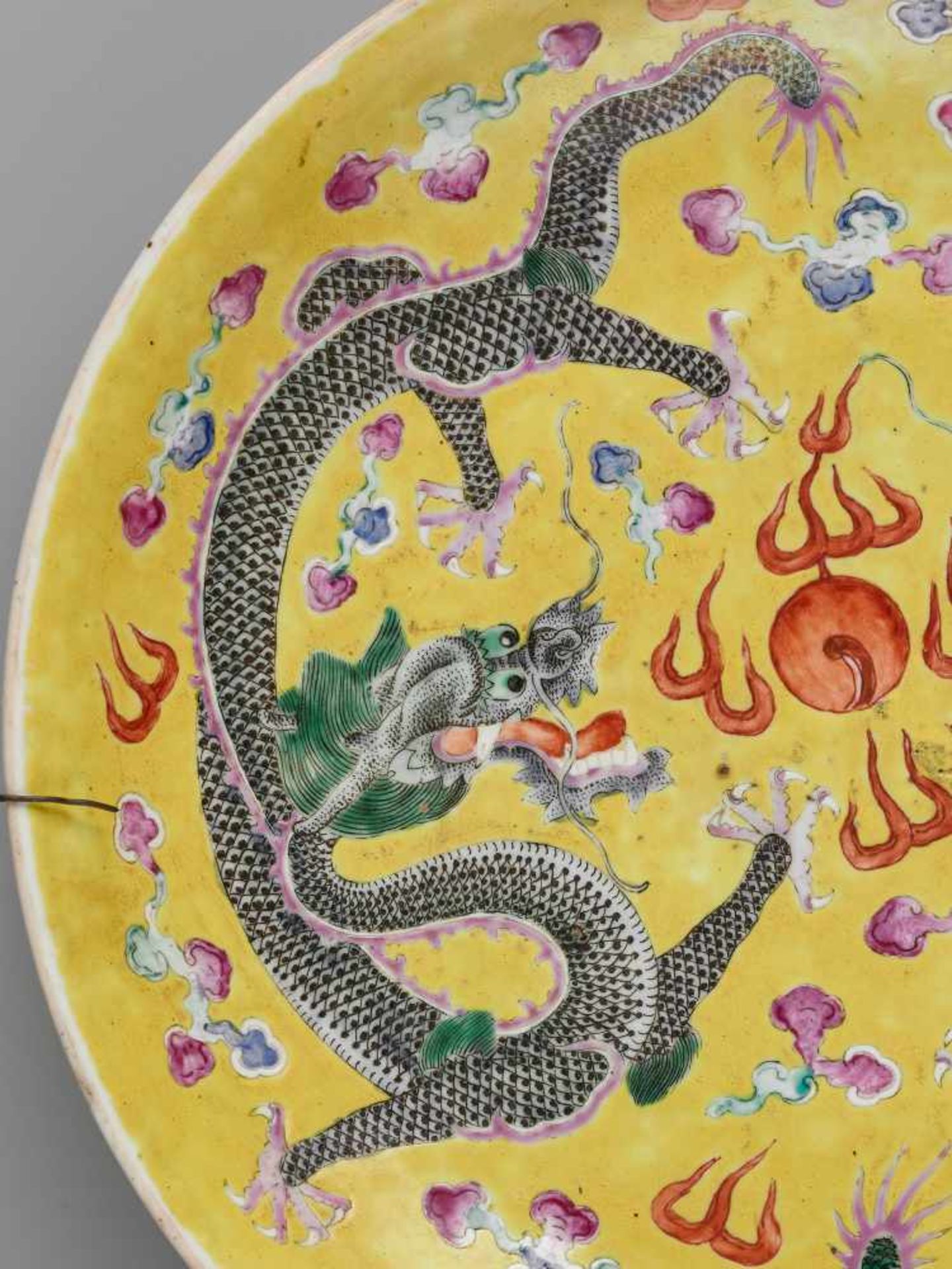A ‘DRAGON’ PORCELAIN CHARGER, LATE QING DYNASTYThe massively potted plate painted in polychrome - Image 3 of 6