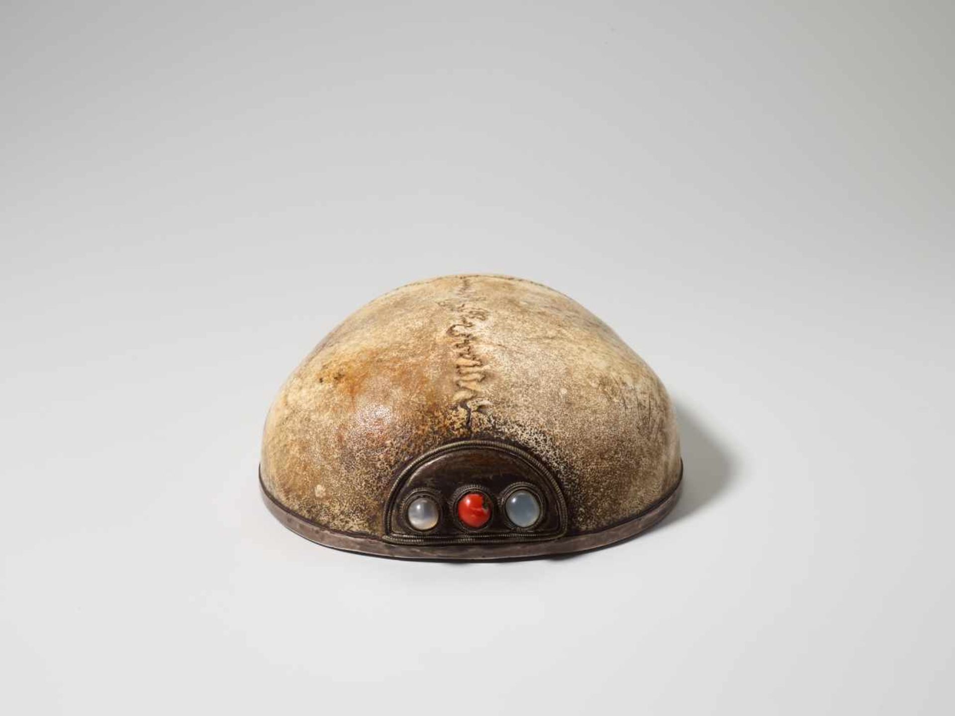 A LINED AND CABOCHON INSET RITUAL KAPALA SKULL CAP, 19th CENTURY Bone, silver-plate copper, coral - Image 4 of 7