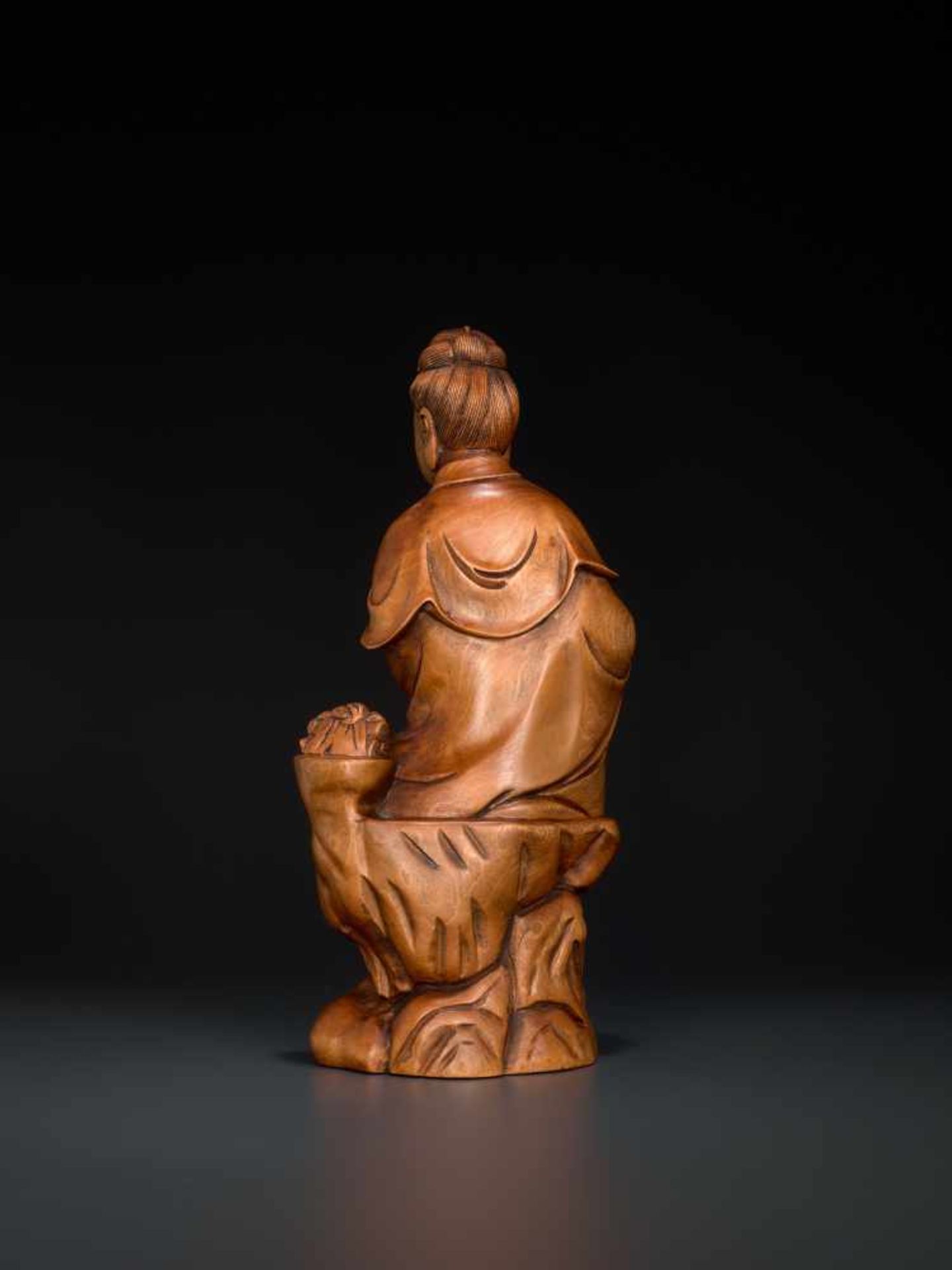 A CARVED QING DYNASTY BOXWOOD FIGURE OF GUANYIN Boxwood China, Qing Dynasty This masterly carved - Image 6 of 11