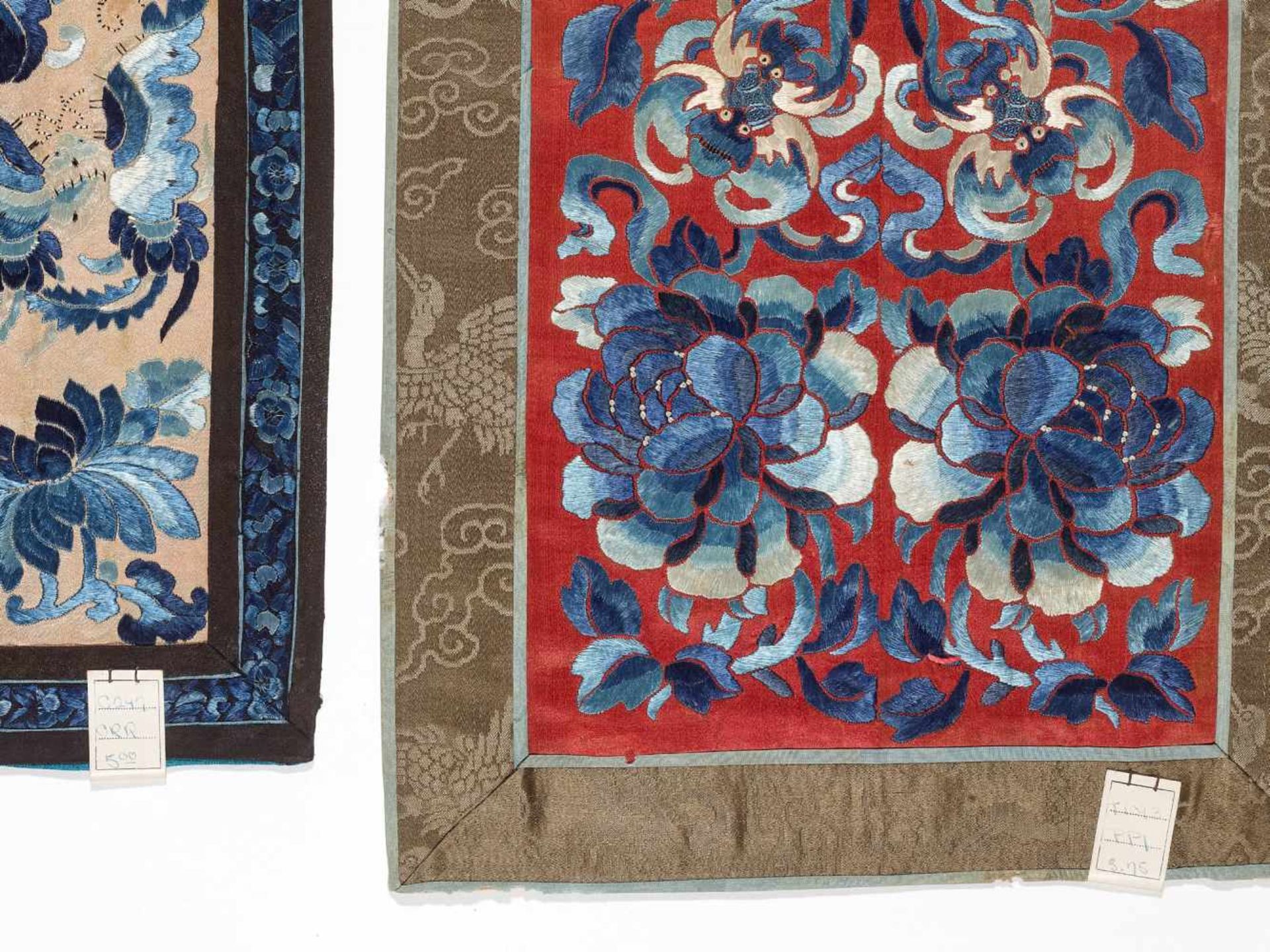 LOT WITH TWO PEKING KNOT EMBROIDERIES ‘PEONIES, BATS AND BUTTERFLIES’, 1900sSilk with blue, crème - Image 4 of 5