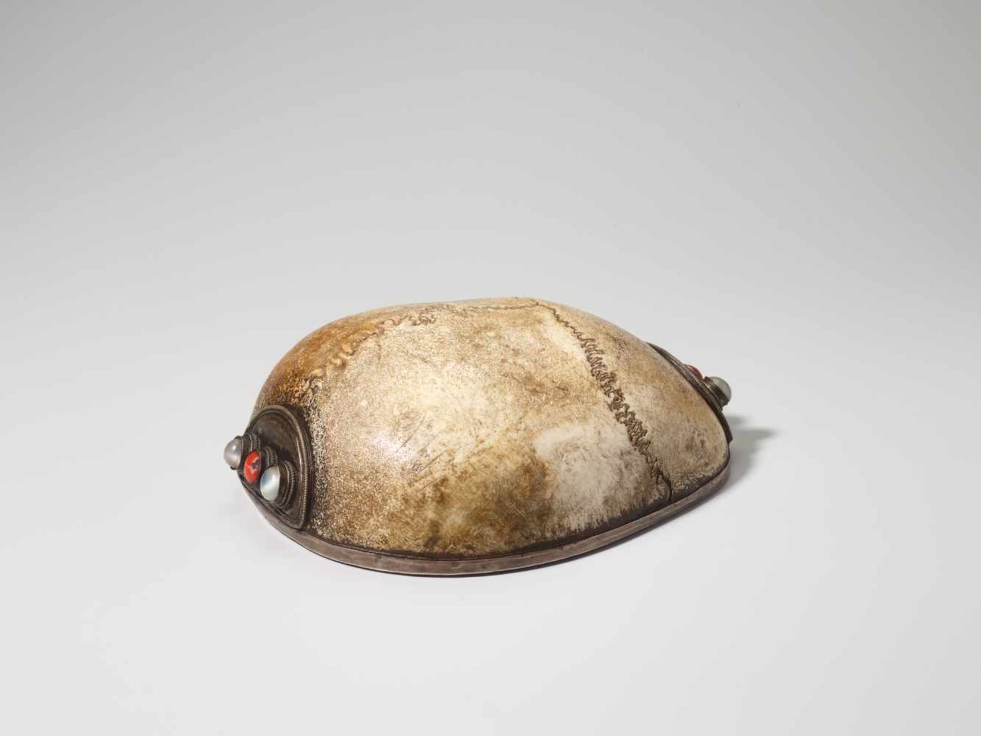 A LINED AND CABOCHON INSET RITUAL KAPALA SKULL CAP, 19th CENTURY Bone, silver-plate copper, coral - Image 3 of 7