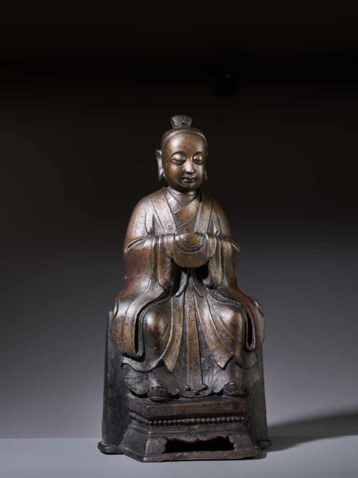 A LARGE BRONZE FIGURE OF A YOUTHFUL DAOIST DEITY, MING DYNASTYCast bronze with incised detail - Image 4 of 8