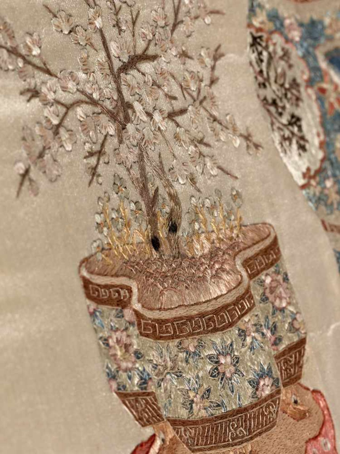 A VERY FINE SILK EMBROIDERY WITH FALANGCAI WARES, QING DYNASTYSilk with multi-colored silk - Image 8 of 9