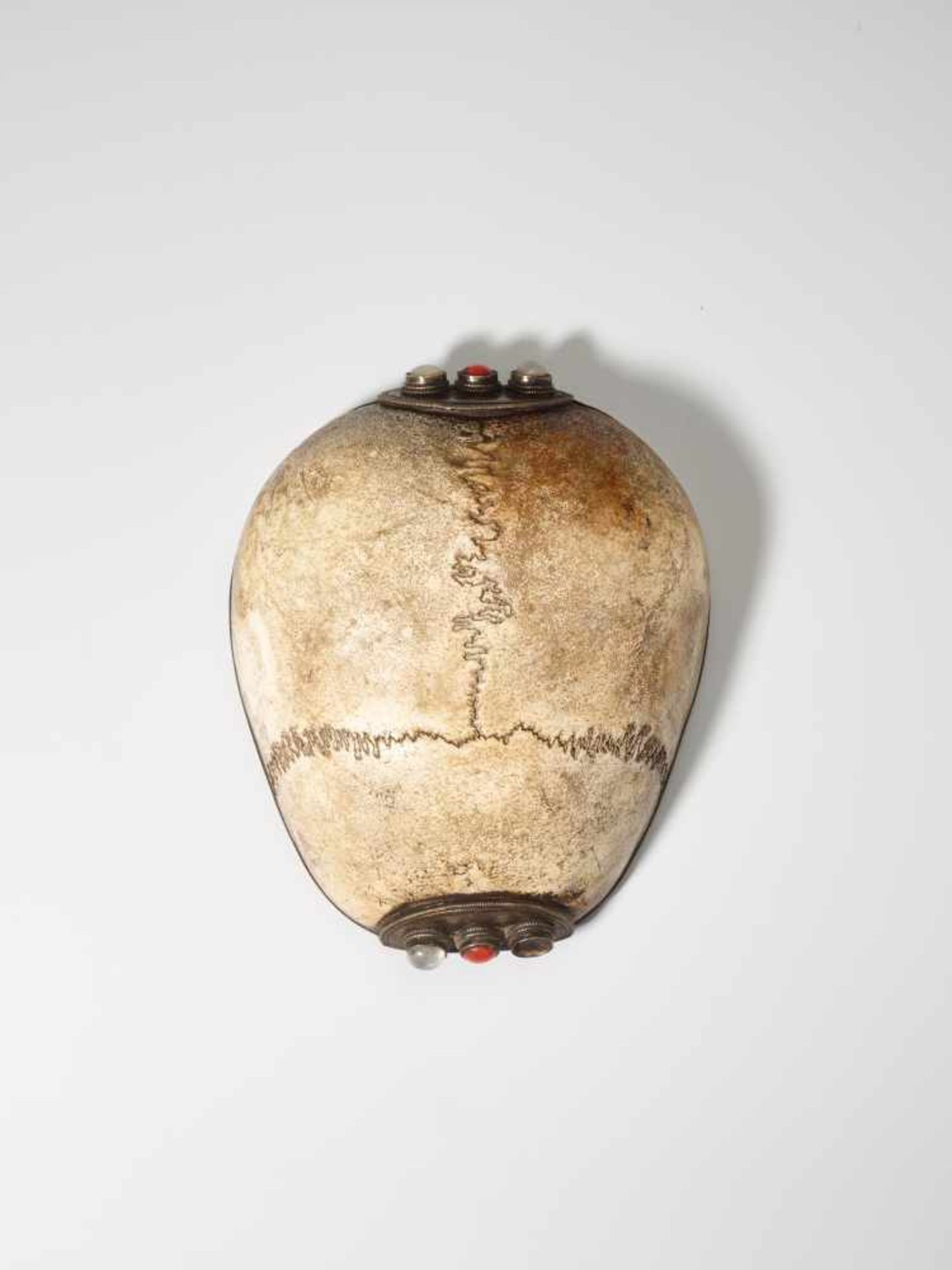 A LINED AND CABOCHON INSET RITUAL KAPALA SKULL CAP, 19th CENTURY Bone, silver-plate copper, coral - Image 7 of 7