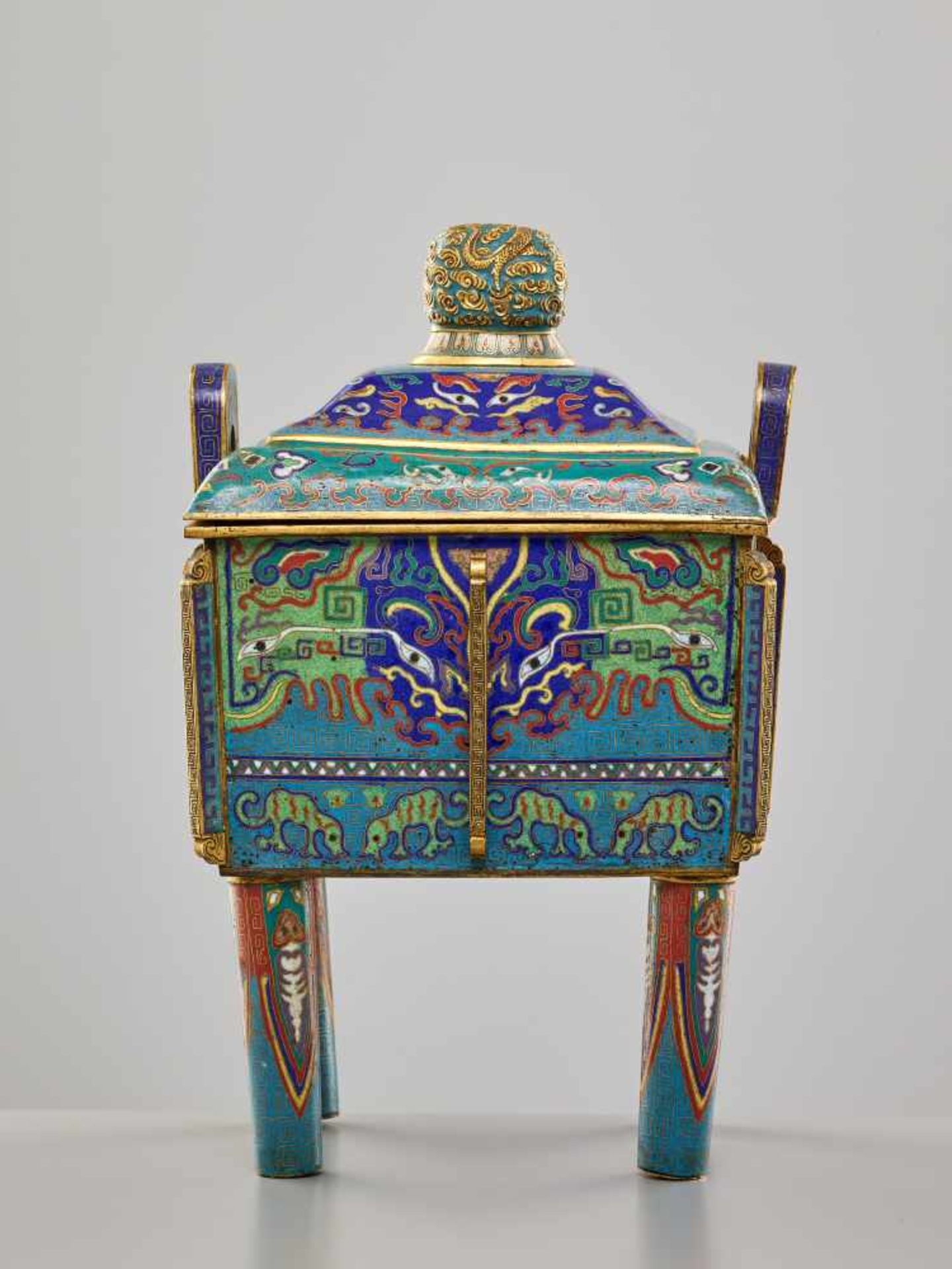 A CLOISONNÉ ENAMEL CENSER AND COVER, FANGDING, QING DYNASTYThe massively cast bronze vessel with - Image 7 of 15