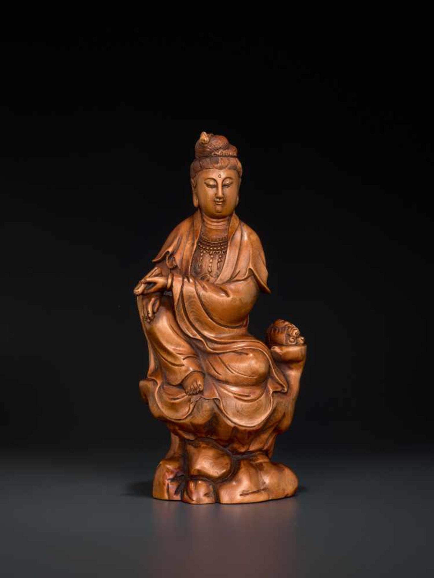 A CARVED QING DYNASTY BOXWOOD FIGURE OF GUANYIN Boxwood China, Qing Dynasty This masterly carved - Image 2 of 11