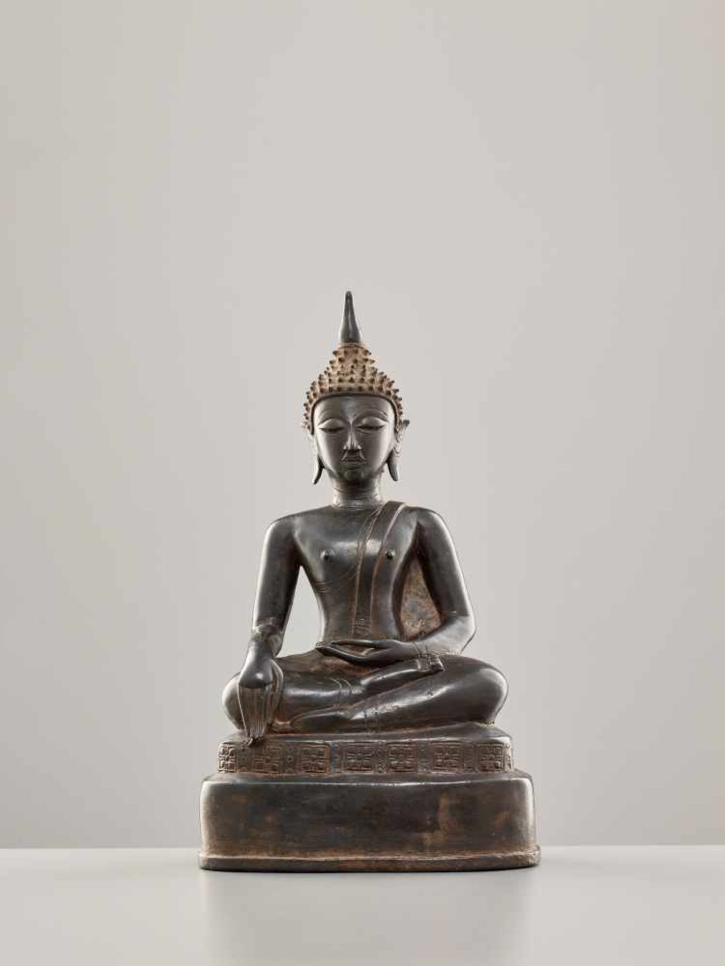 A FINE BRONZE FIGURE OF BUDDHA SHAKYAMUNI, LAOS / NORTHERN THAILAND, 17th – 18th CENTURYMassively