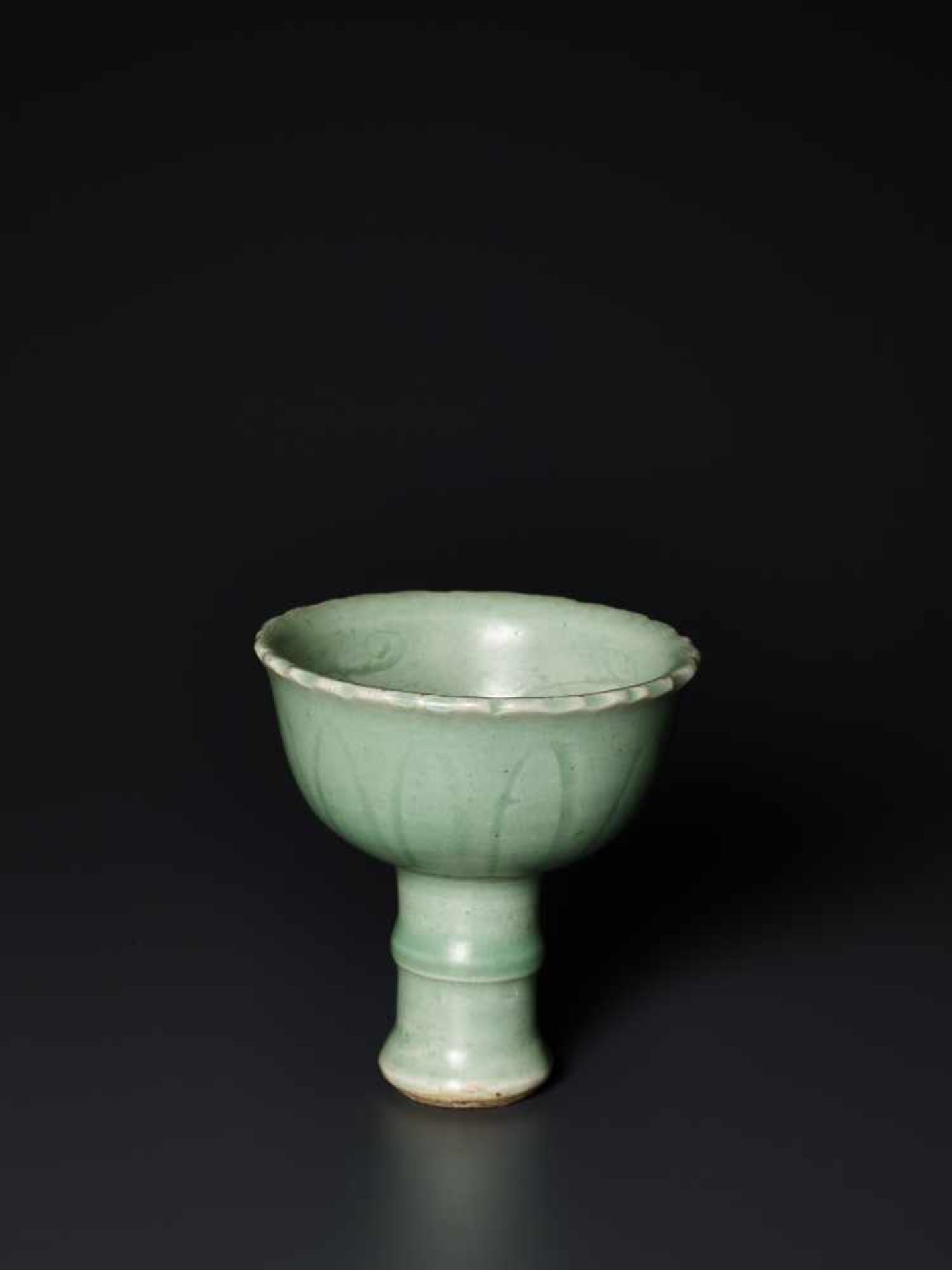 AN INCISED LONGQUAN CELADON STEM CUP, YUAN DYNASTYThe elegant and almost flawless celadon glaze - Image 5 of 8