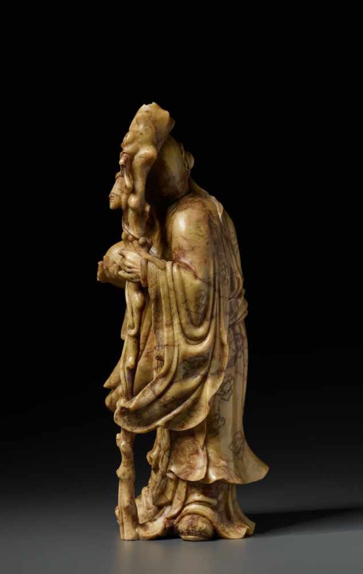 A SOAPSTONE FIGURE OF SHOULAO, QING DYNASTY, 19TH CENTURYThe beige stone finished with a refined - Image 5 of 9