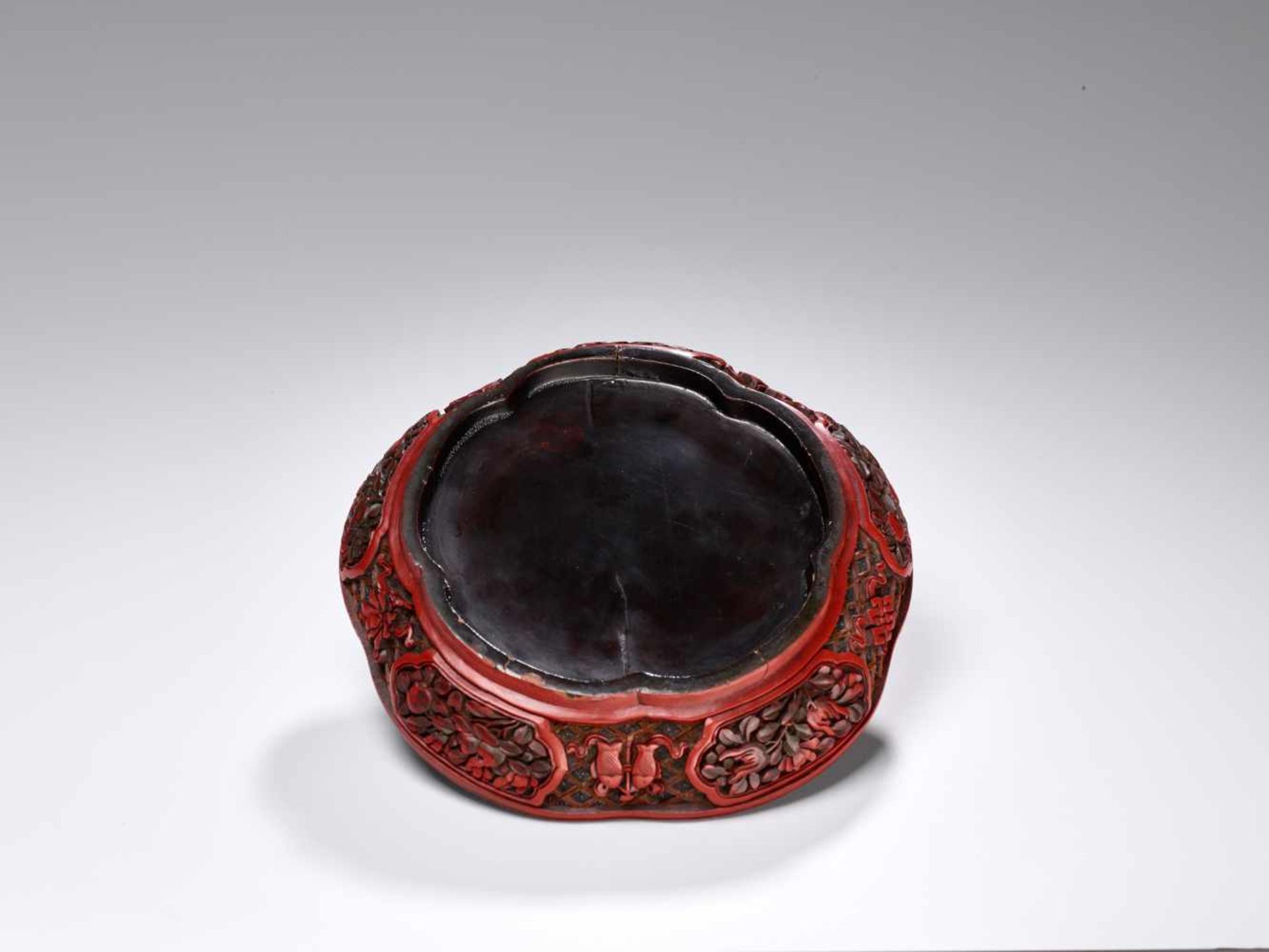 A VERY RARE CARVED THREE-COLOR LACQUER LOBED BOX AND COVER, QIANLONG Carved lacquer in high relief - Image 11 of 14