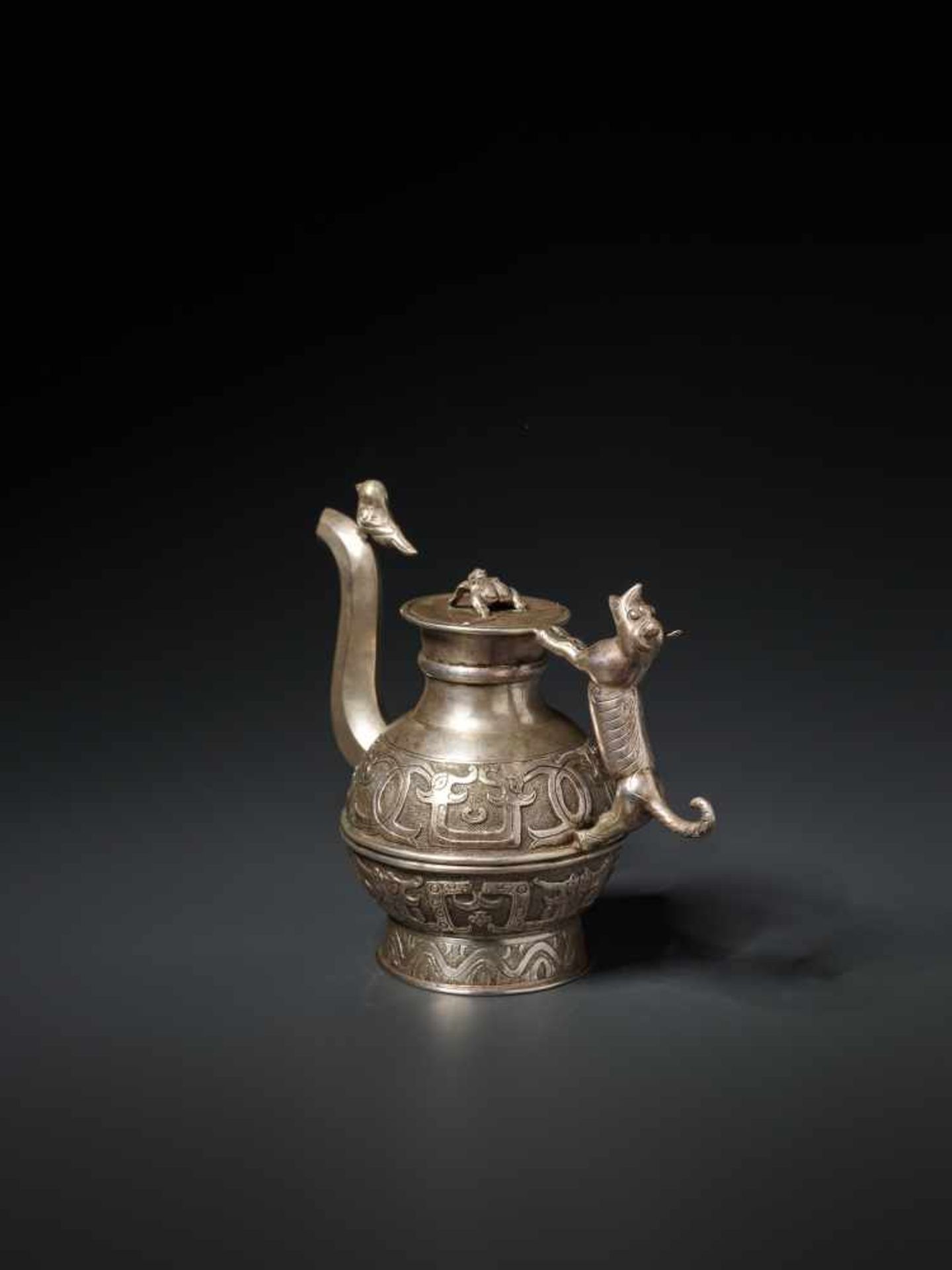 A WELL-CRAFTED ARCHAISTIC SILVER EWER, QING DYNASTY Silver, cast and chased China, Qing Dynasty This - Image 6 of 9