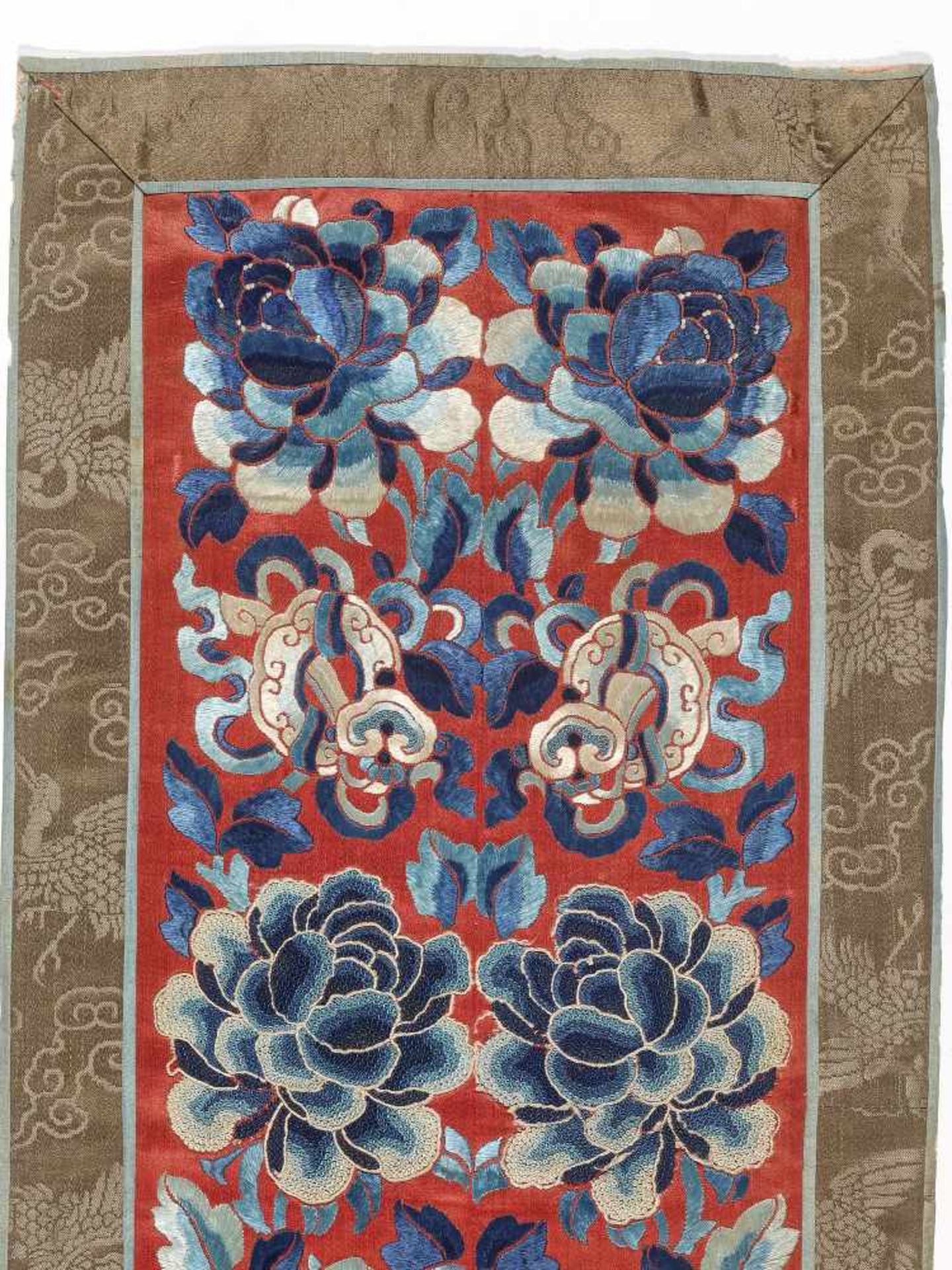 LOT WITH TWO PEKING KNOT EMBROIDERIES ‘PEONIES, BATS AND BUTTERFLIES’, 1900sSilk with blue, crème - Image 3 of 5