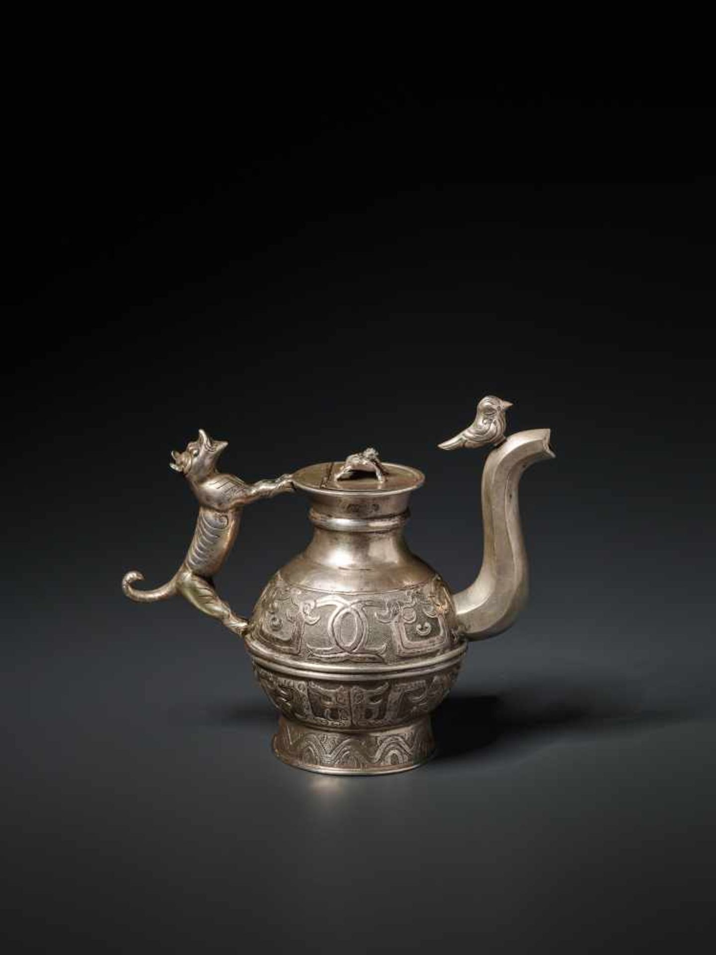 A WELL-CRAFTED ARCHAISTIC SILVER EWER, QING DYNASTY Silver, cast and chased China, Qing Dynasty This - Image 2 of 9