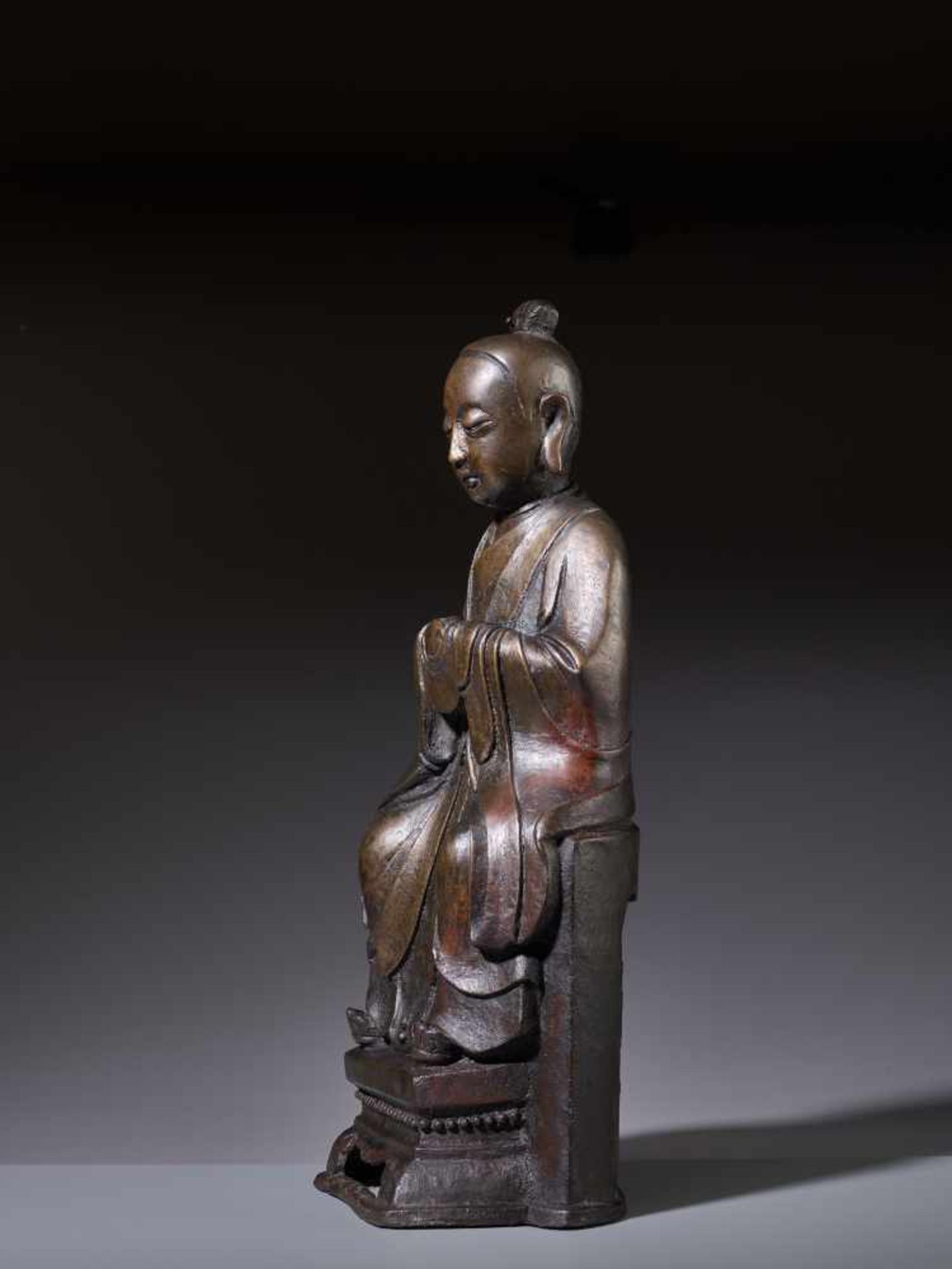 A LARGE BRONZE FIGURE OF A YOUTHFUL DAOIST DEITY, MING DYNASTYCast bronze with incised detail - Image 5 of 8