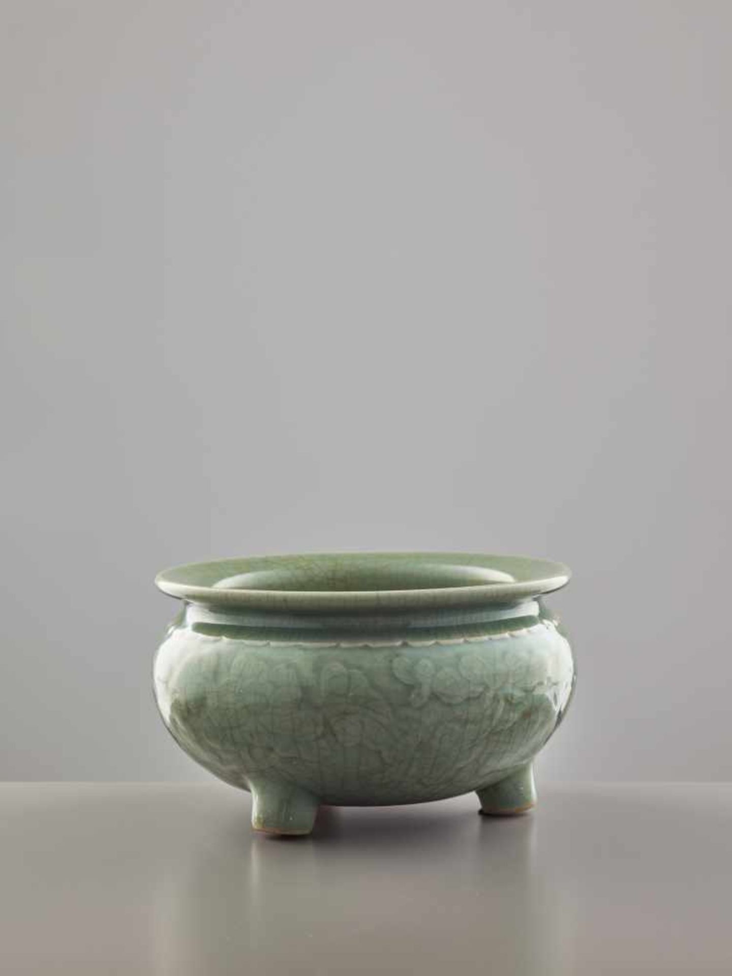 A LONGQUAN CELADON TRIPOD ‘PEONY’ CENSER, MING DYNASTY Celadon glaze stoneware with carved - Image 4 of 7