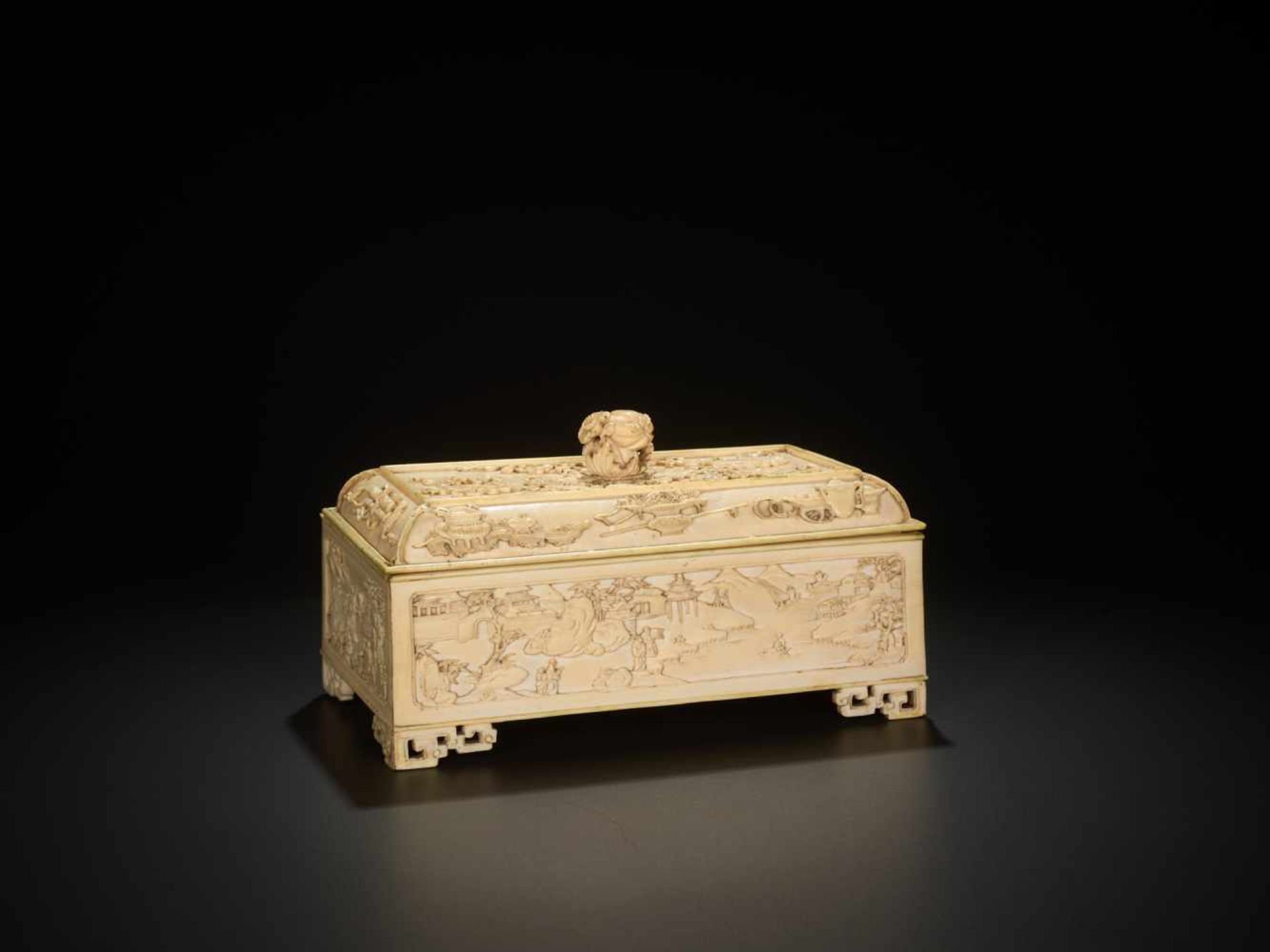 A RARE CANTONESE IVORY BOX WITH COVER, EARLY 19th CENTURY Ivory, wooden inset with marble paper