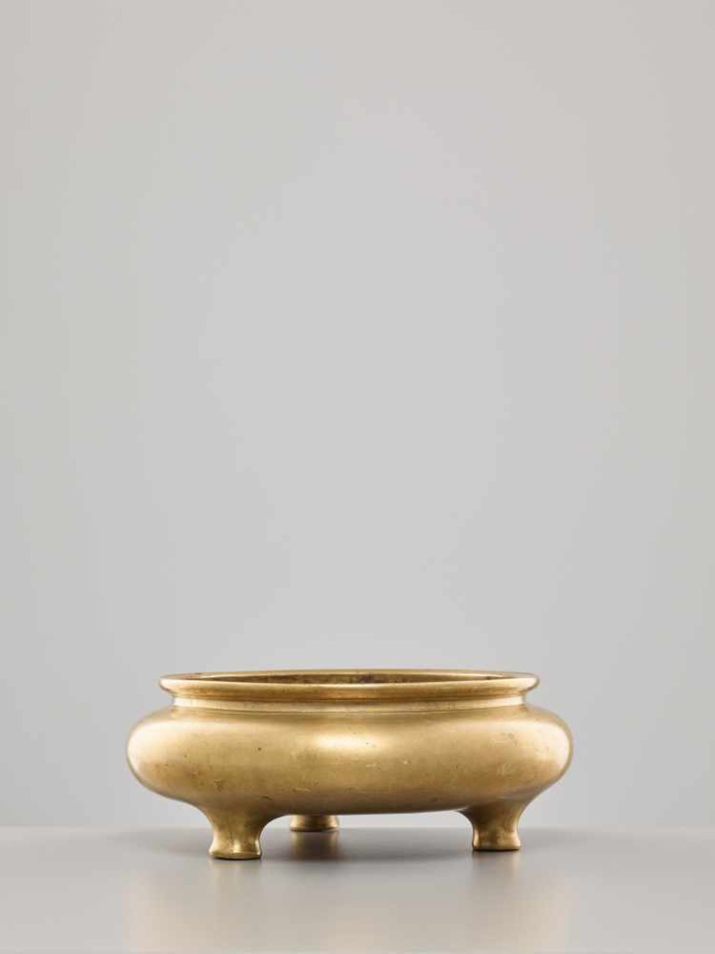 A BRONZE TRIPOD CENSER, XUANDE MARK, 17TH CENTURYThe bronze patinated to a light golden-brown - Image 7 of 9