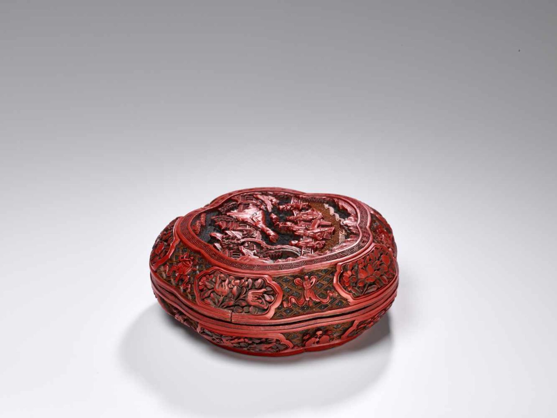 A VERY RARE CARVED THREE-COLOR LACQUER LOBED BOX AND COVER, QIANLONG Carved lacquer in high relief - Image 6 of 14